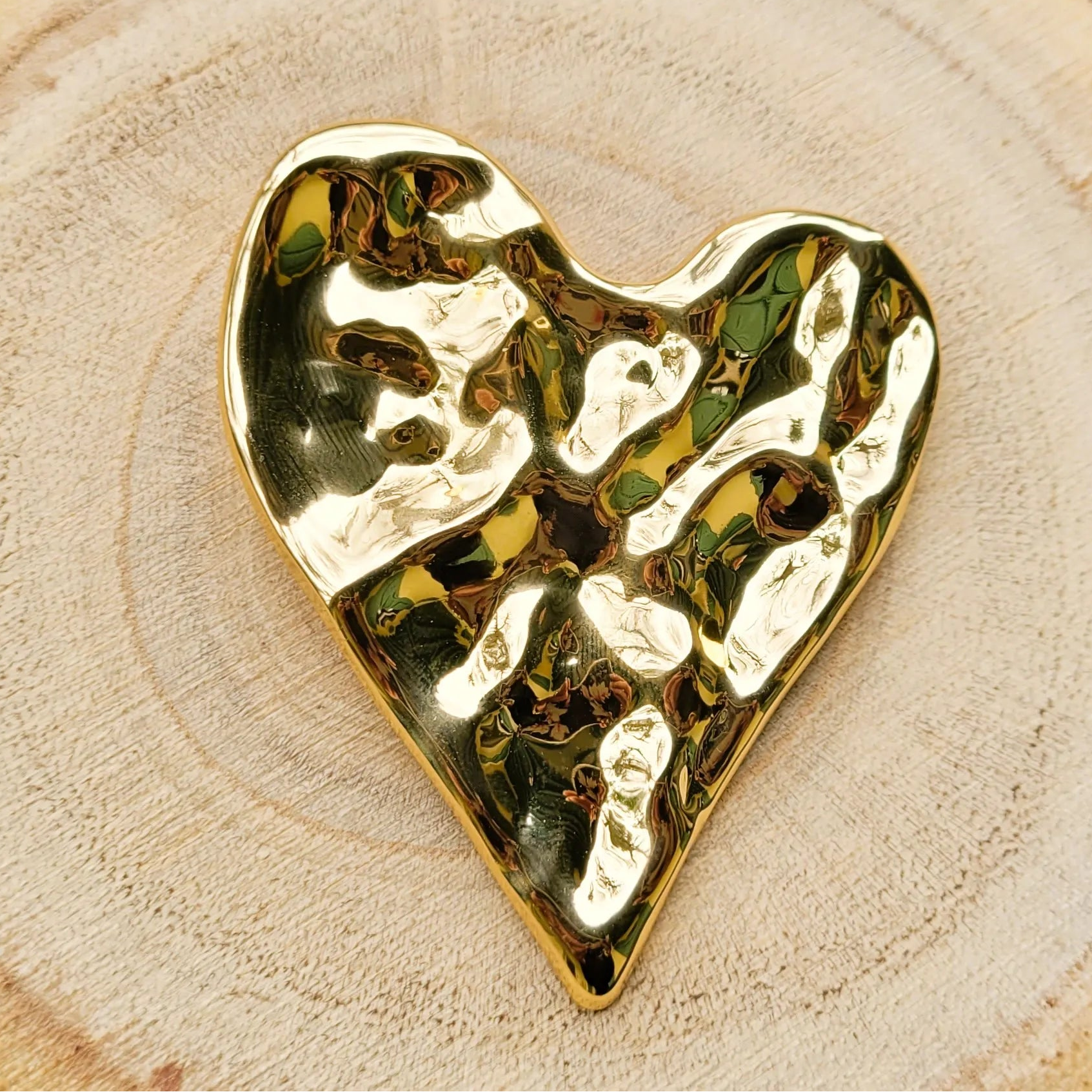 broche dorée Vénus, une grosse broche cœur pour vêtement de femme