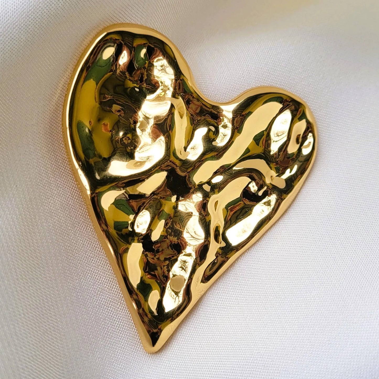 broche dorée Vénus, une broche cœur martelé pour vêtement de femme 