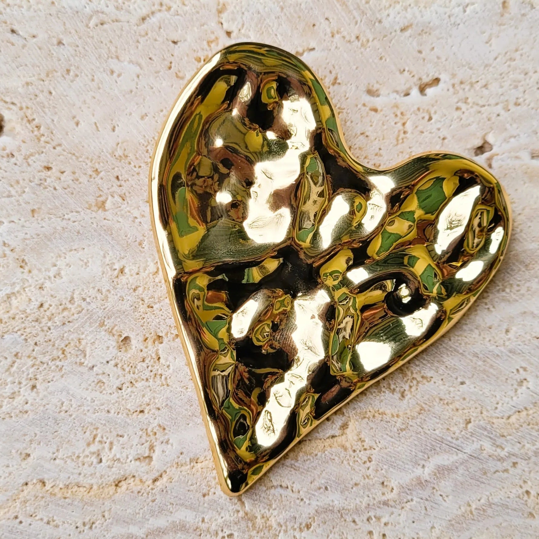 broche dorée Vénus, un gros bijou cœur