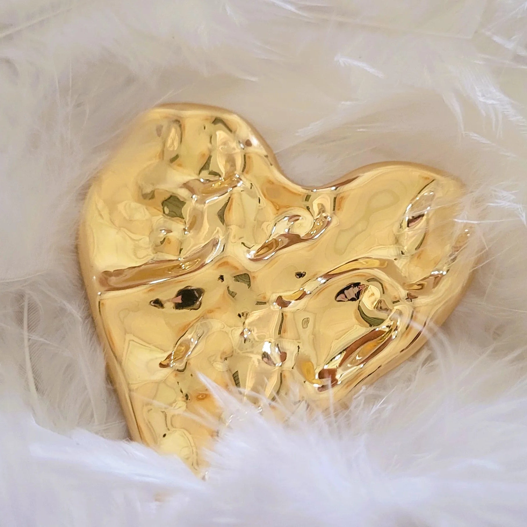 broche dorée Vénus, un bijou cœur martelé