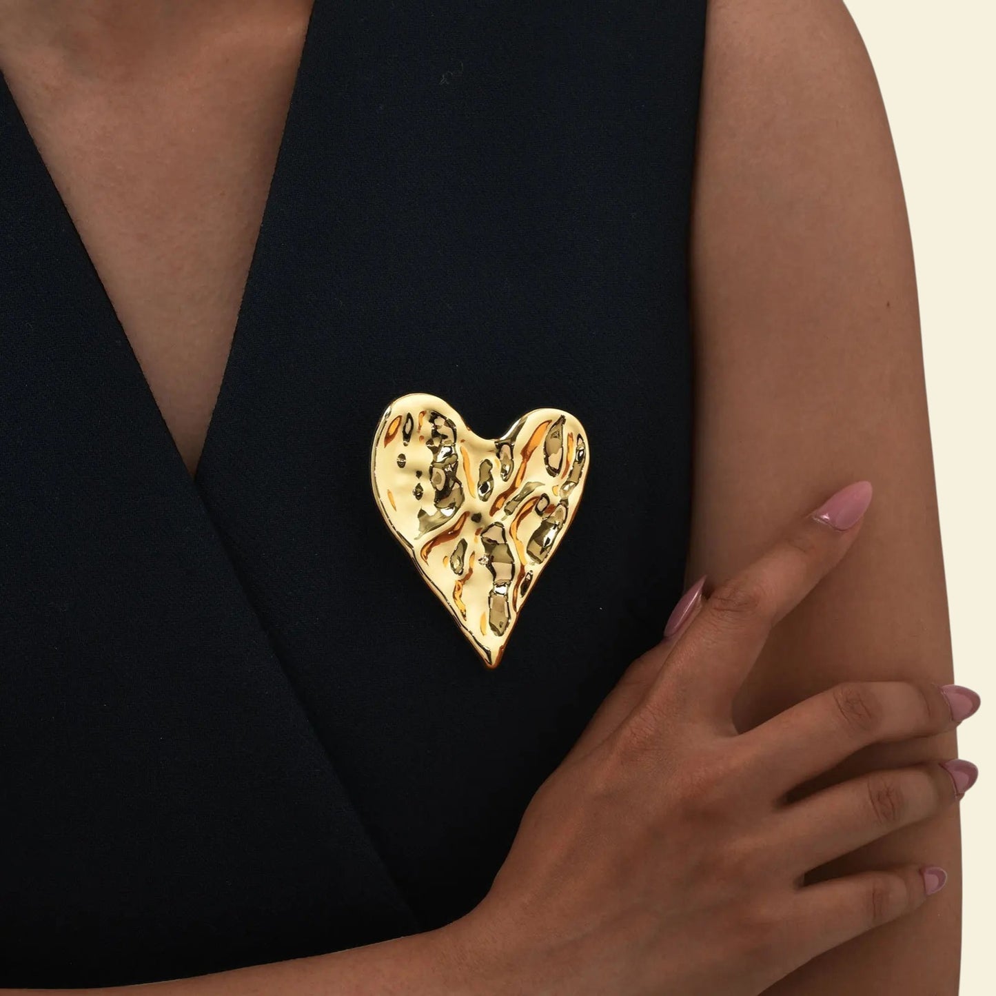 broche dorée Vénus, une broche cœur martelé