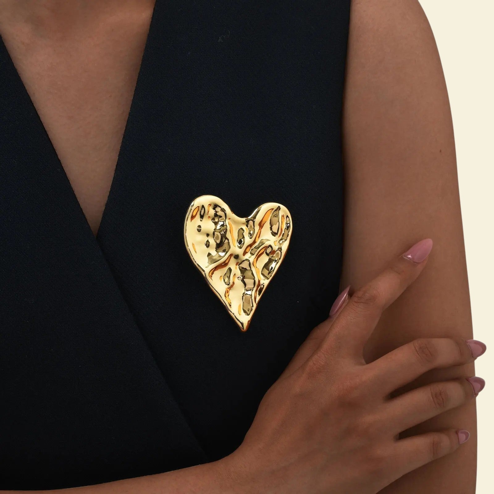 broche dorée Vénus, une broche cœur martelé