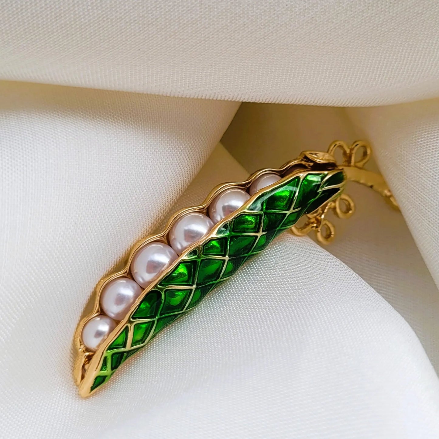 broche dorée Verde, une broche moderne végétale d’une cosse de haricots blancs