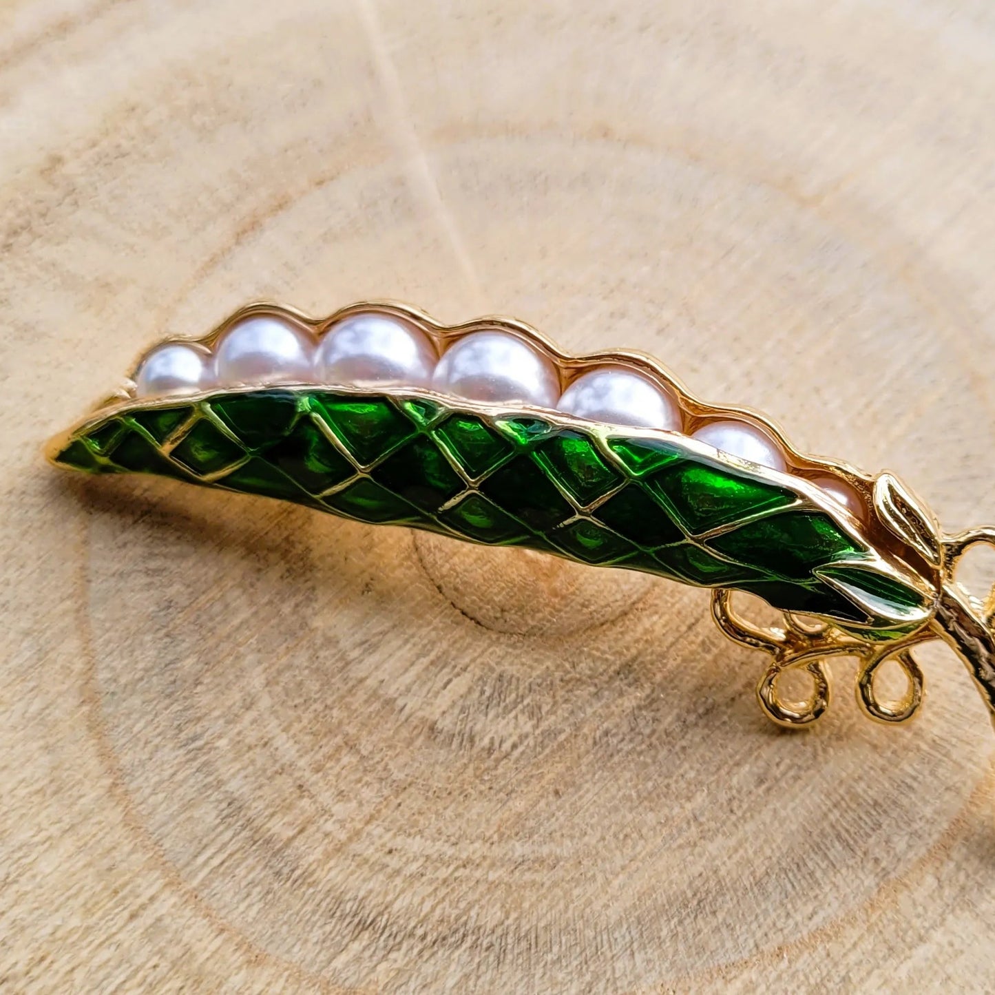 broche dorée Verde, une broche végétale d’une cosse de haricots blancs pour vêtement 