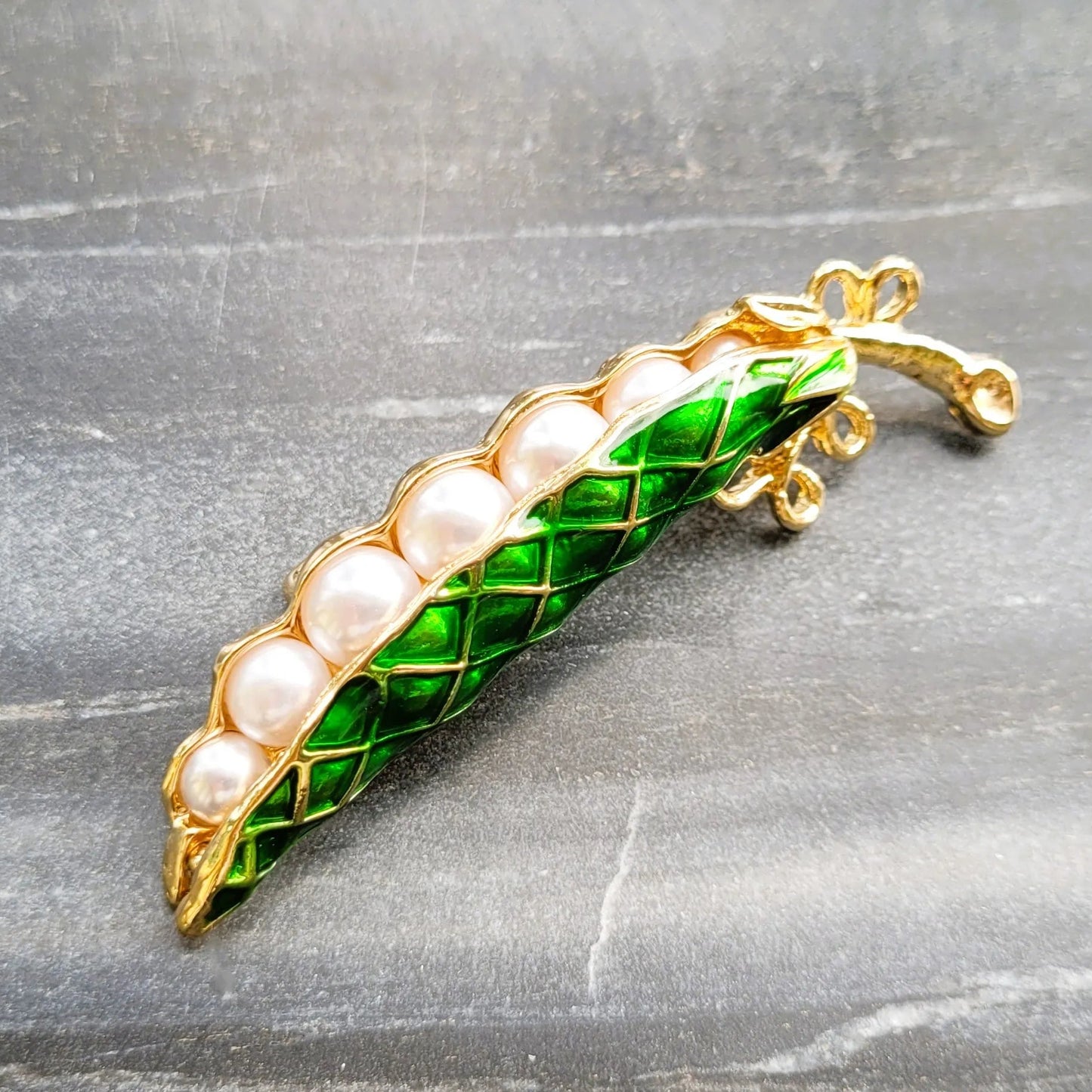 broche dorée Verde, une broche végétale d’une cosse de haricots blancs pour vêtement de femme