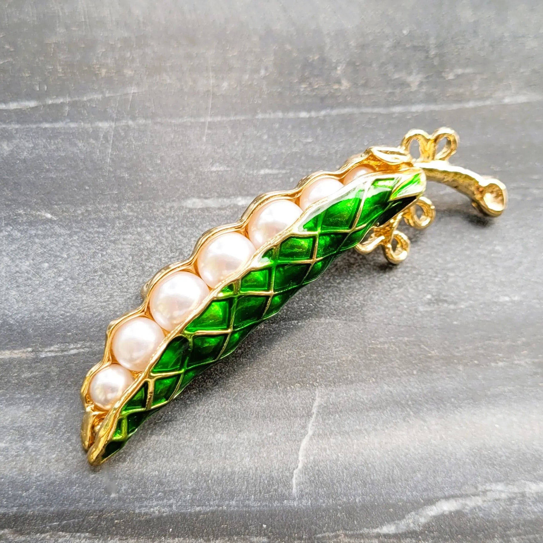 broche dorée Verde, une broche végétale d’une cosse de haricots blancs pour vêtement de femme