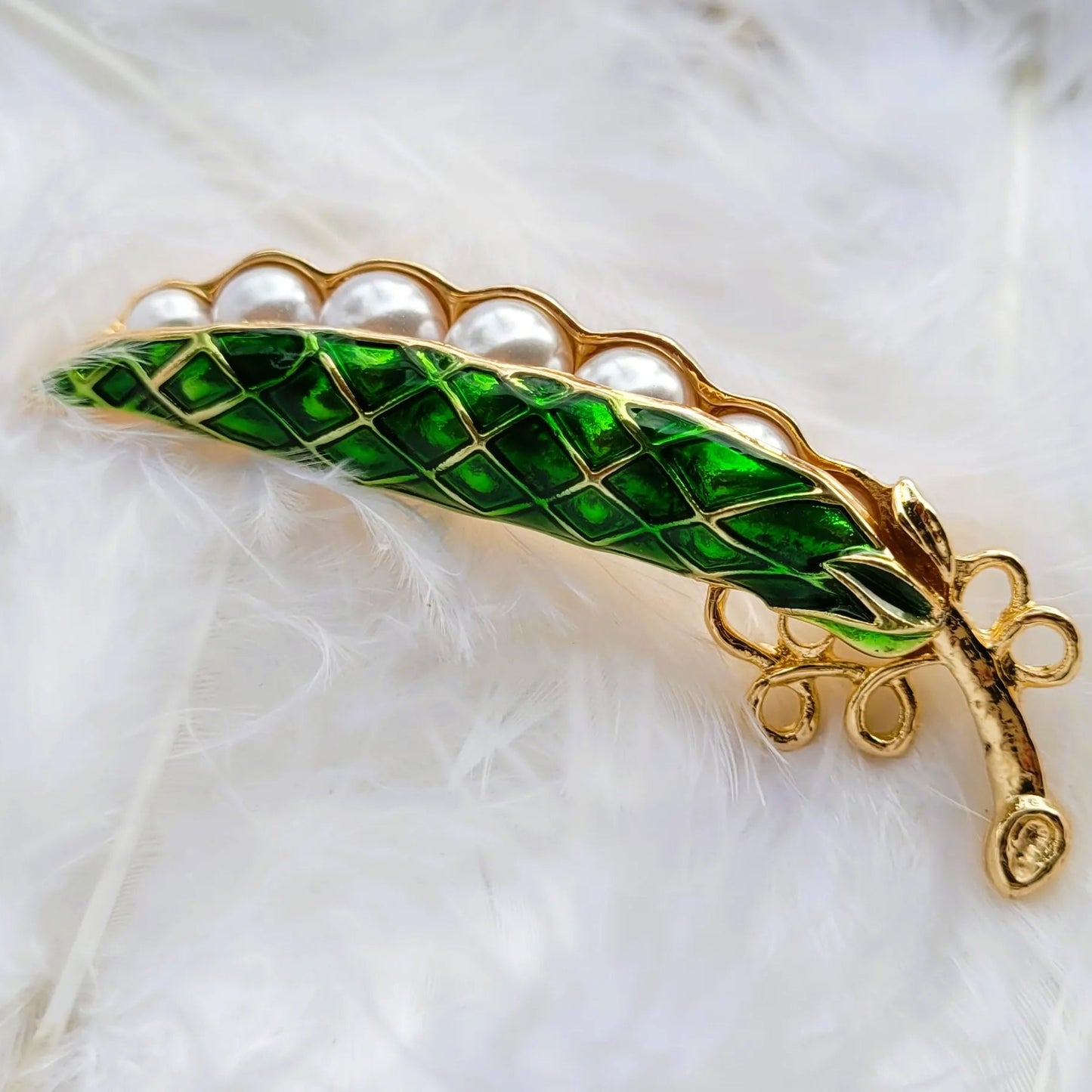 broche dorée Verde, un bijou végétal d’une cosse de haricots blancs