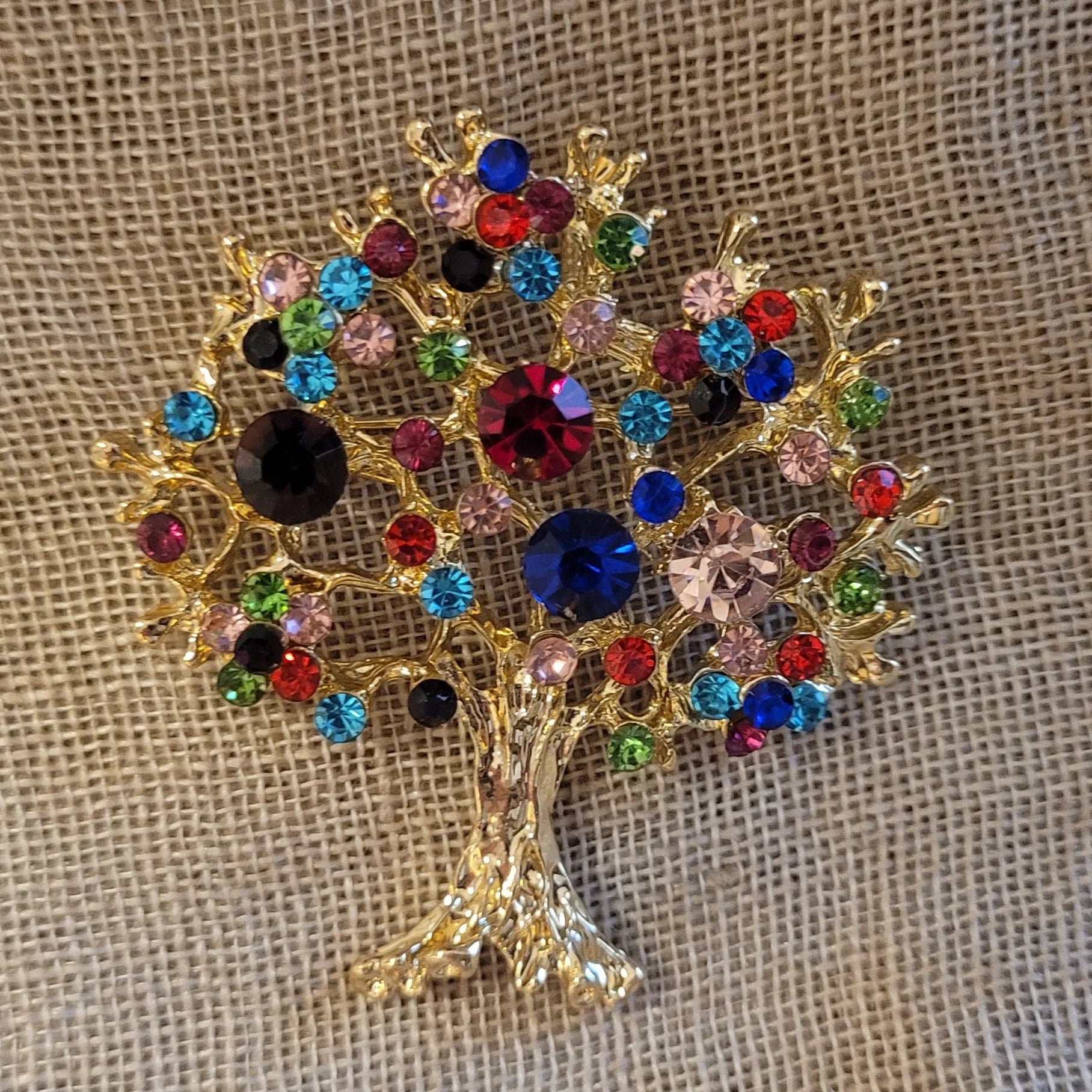broche dorée Via, une broche design d’un arbre de vie aux strass multicolores