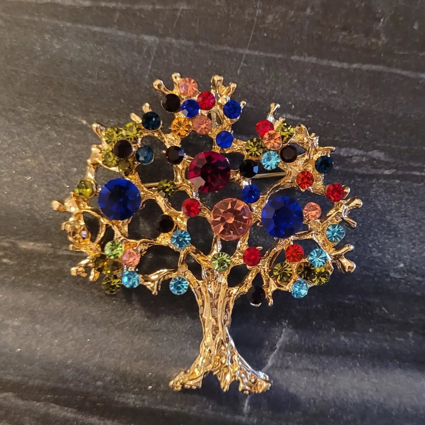broche dorée Via, une broche fantaisie d’un arbre de vie aux strass multicolores