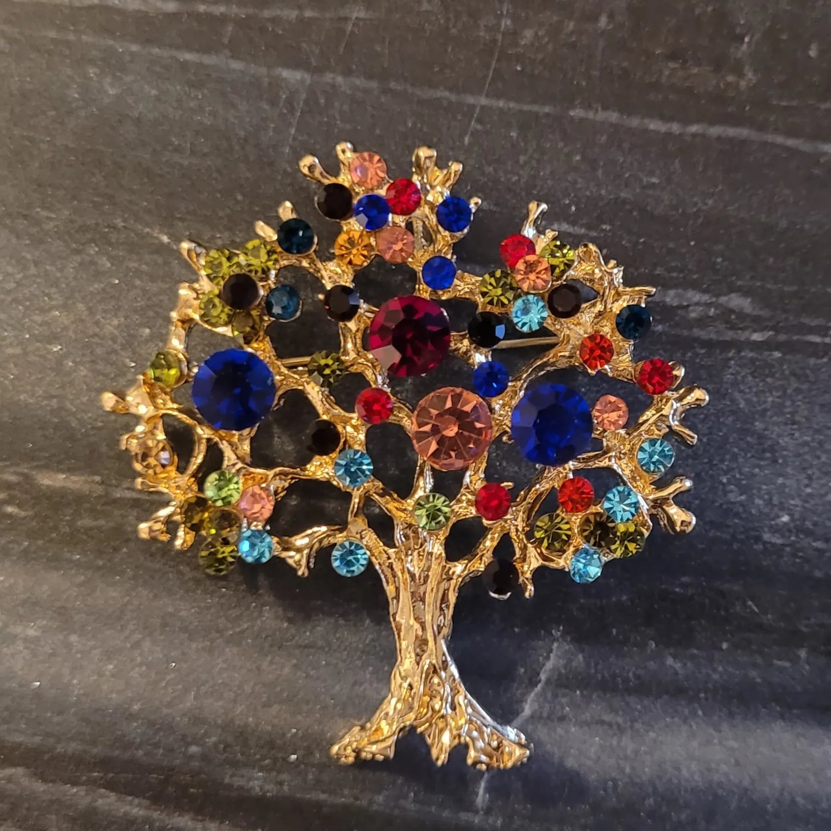broche dorée Via, une broche fantaisie d’un arbre de vie aux strass multicolores