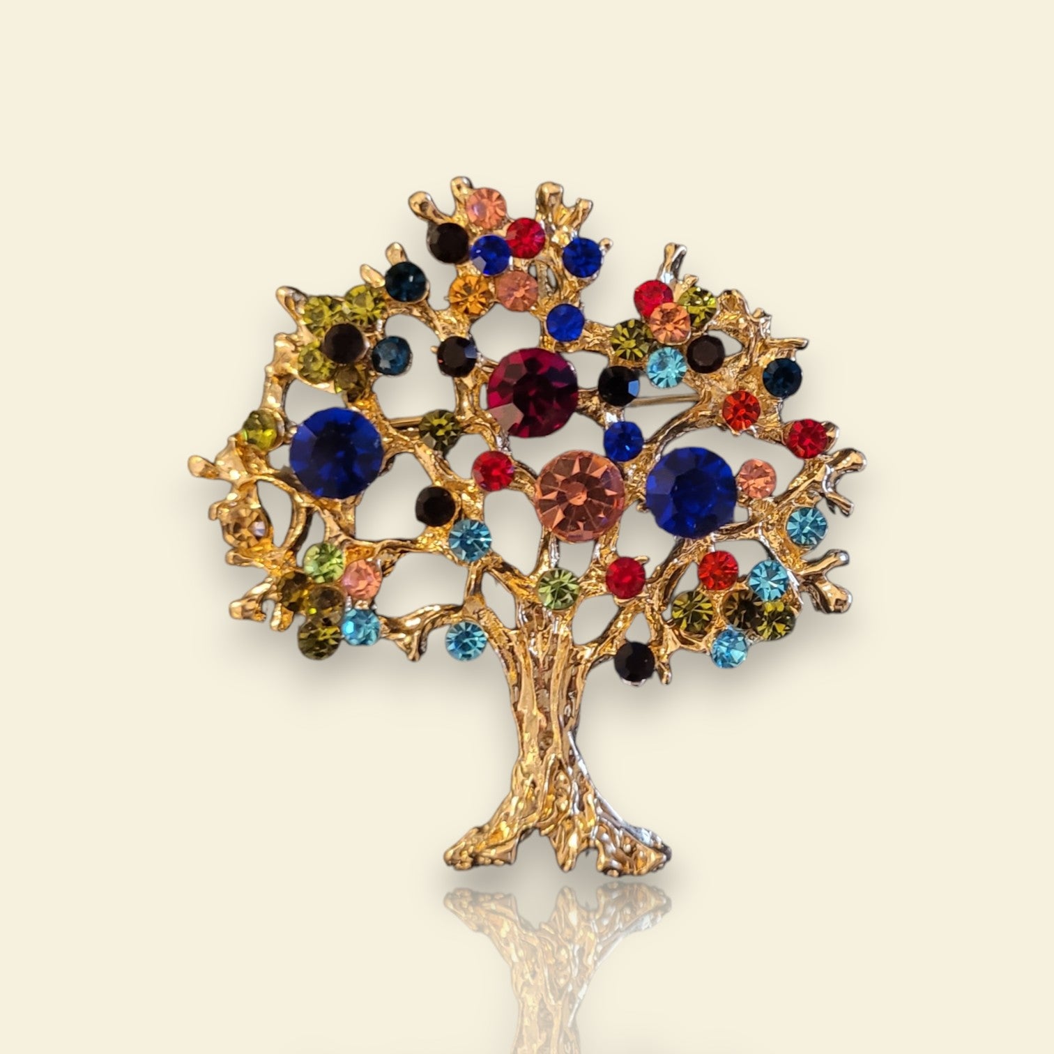 broche dorée Via, une broche d’un arbre de vie aux strass multicolores pour femme chic