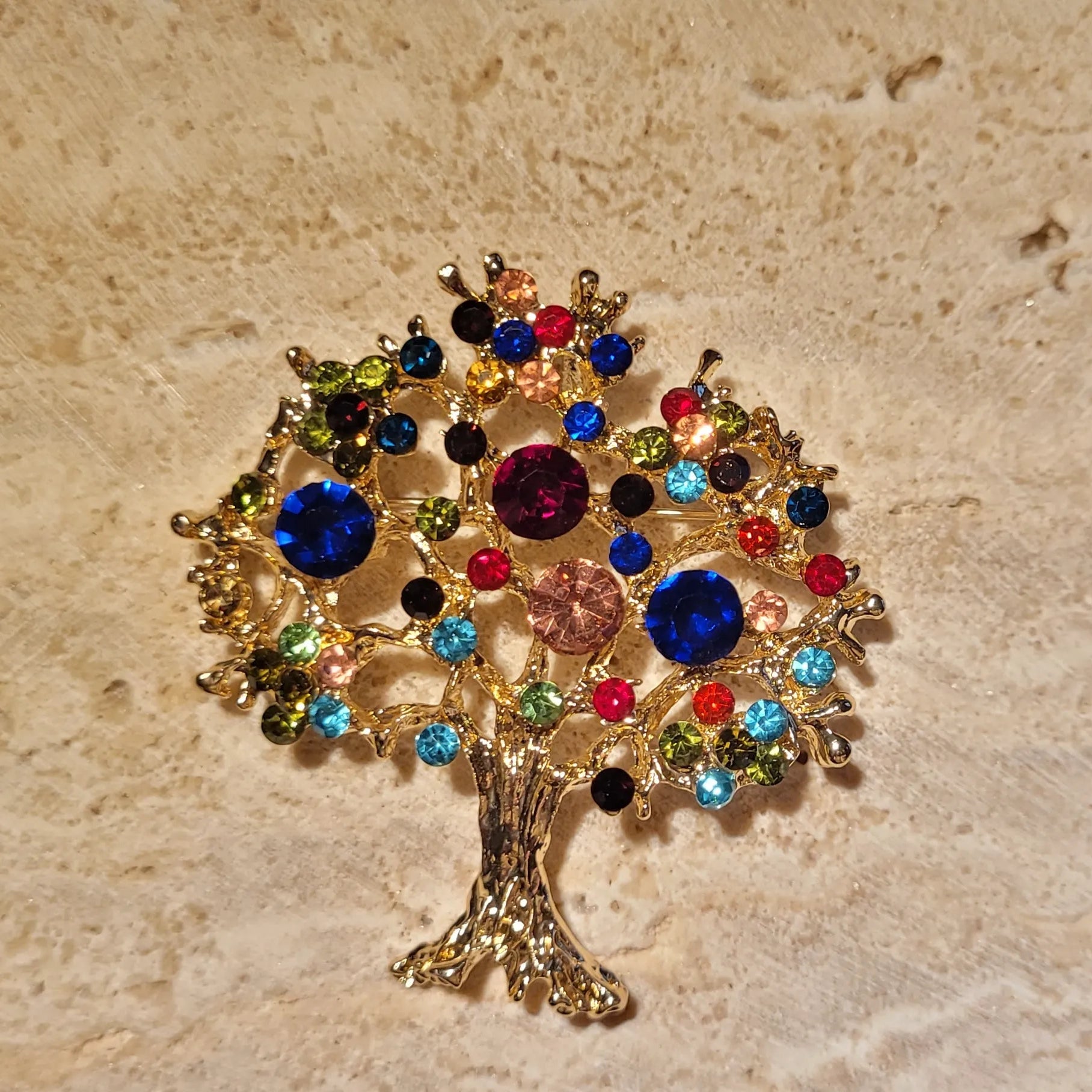 broche dorée Via, une broche d’un arbre de vie aux strass multicolores pour vêtement