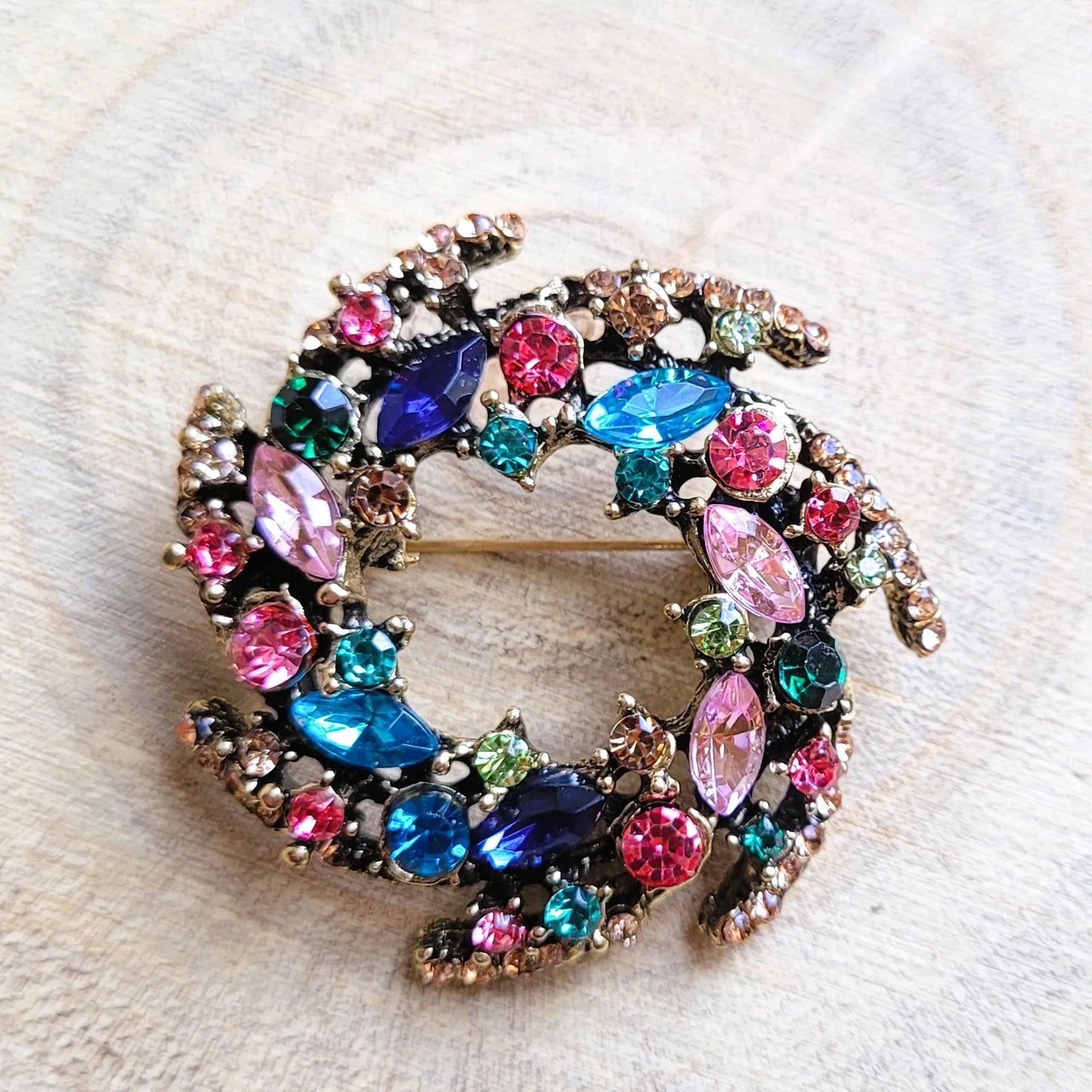 broche dorée Vivella, une broche fantaisie en forme de couronne de strass multicolores