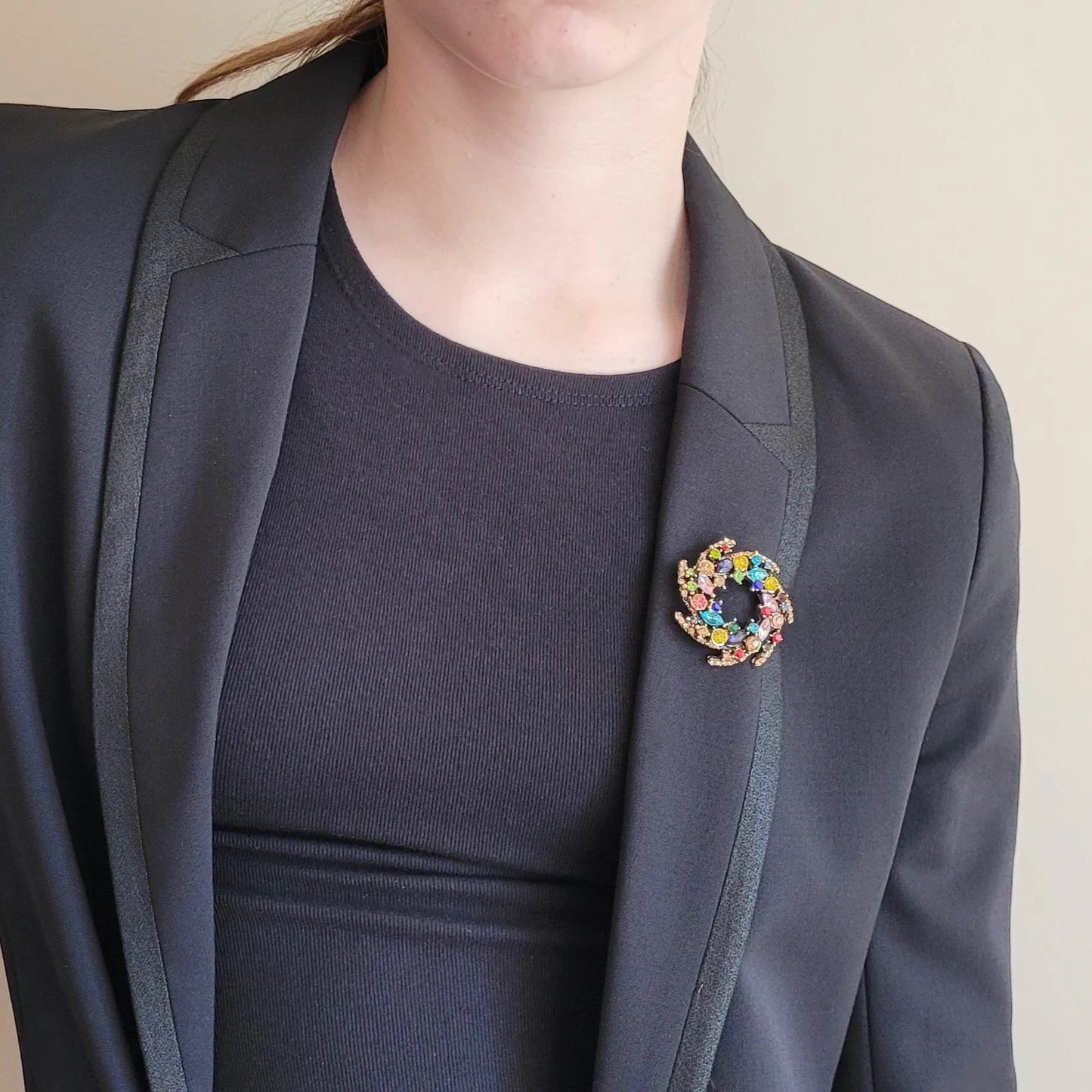 broche dorée Vivella, une broche en forme de couronne de strass multicolores pour femme chic