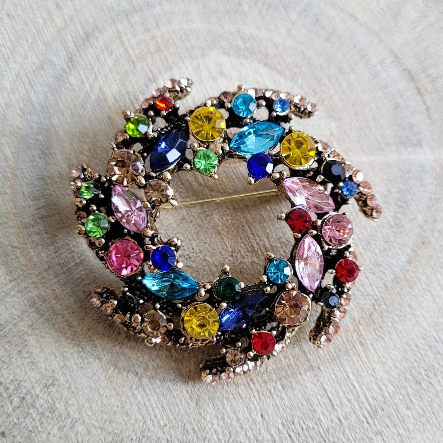 broche dorée Vivella en couronne de strass multicolores de la collection de broches bijoux