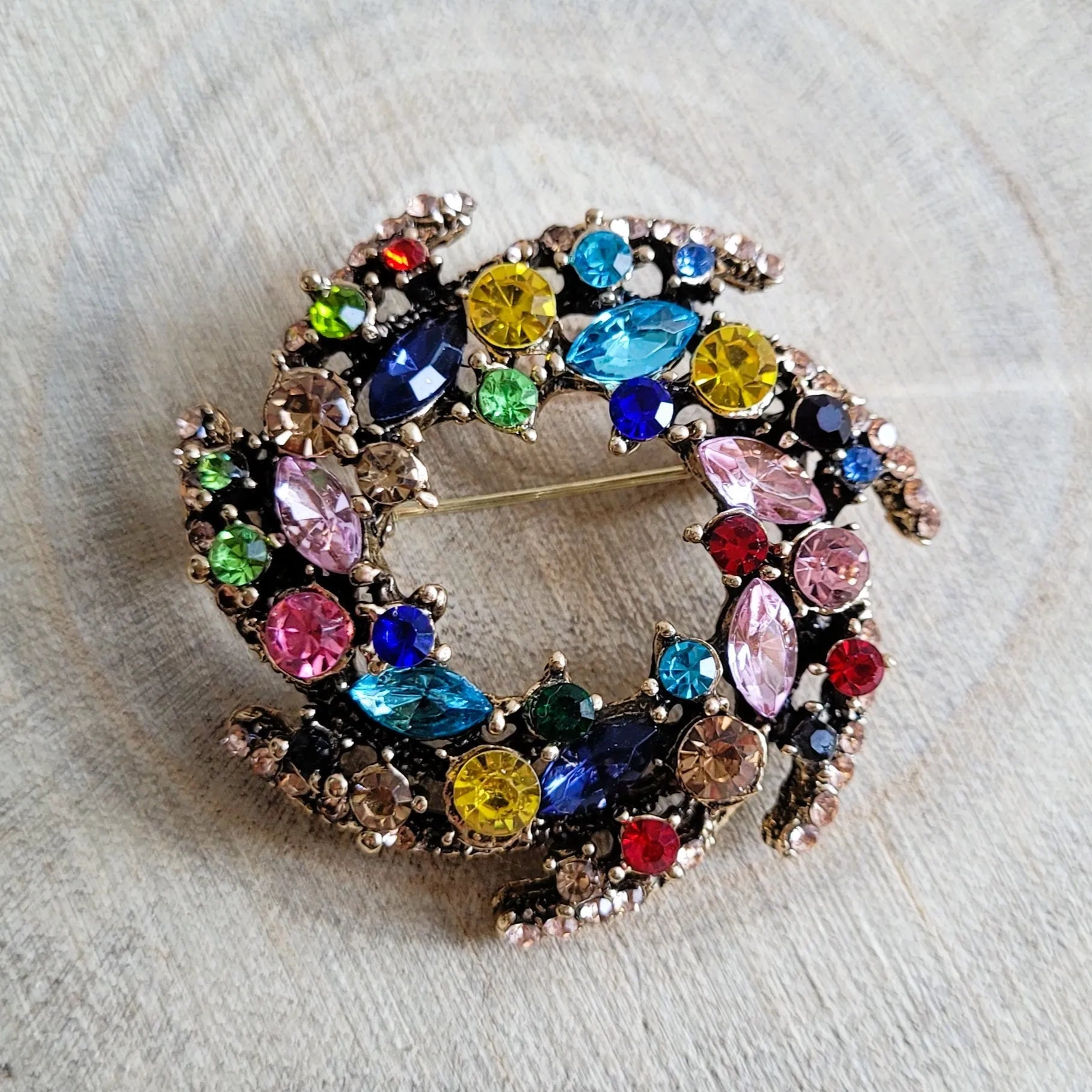 broche dorée Vivella en couronne de strass multicolores de la collection de broches bijoux
