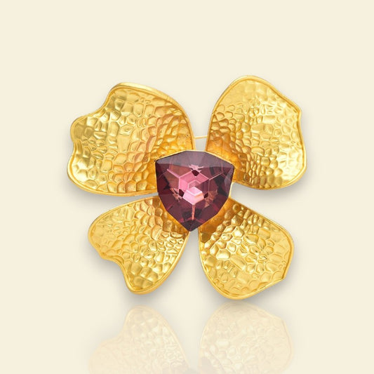broche dorée Yasmine, une broche pour vêtements à la fleur précieuse