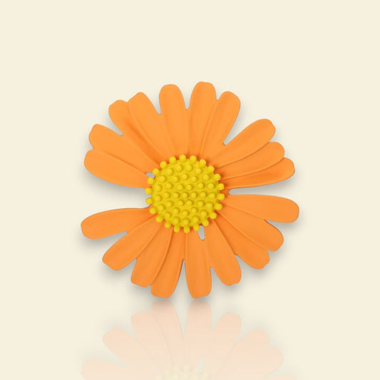 broche fantaisie Marguerite, une broche pour vêtements à la fleur orange bucolique