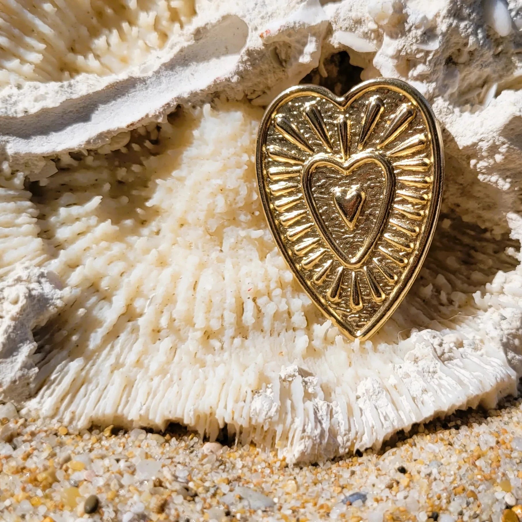 broche Valentine en forme de cœur doré pour femme chic