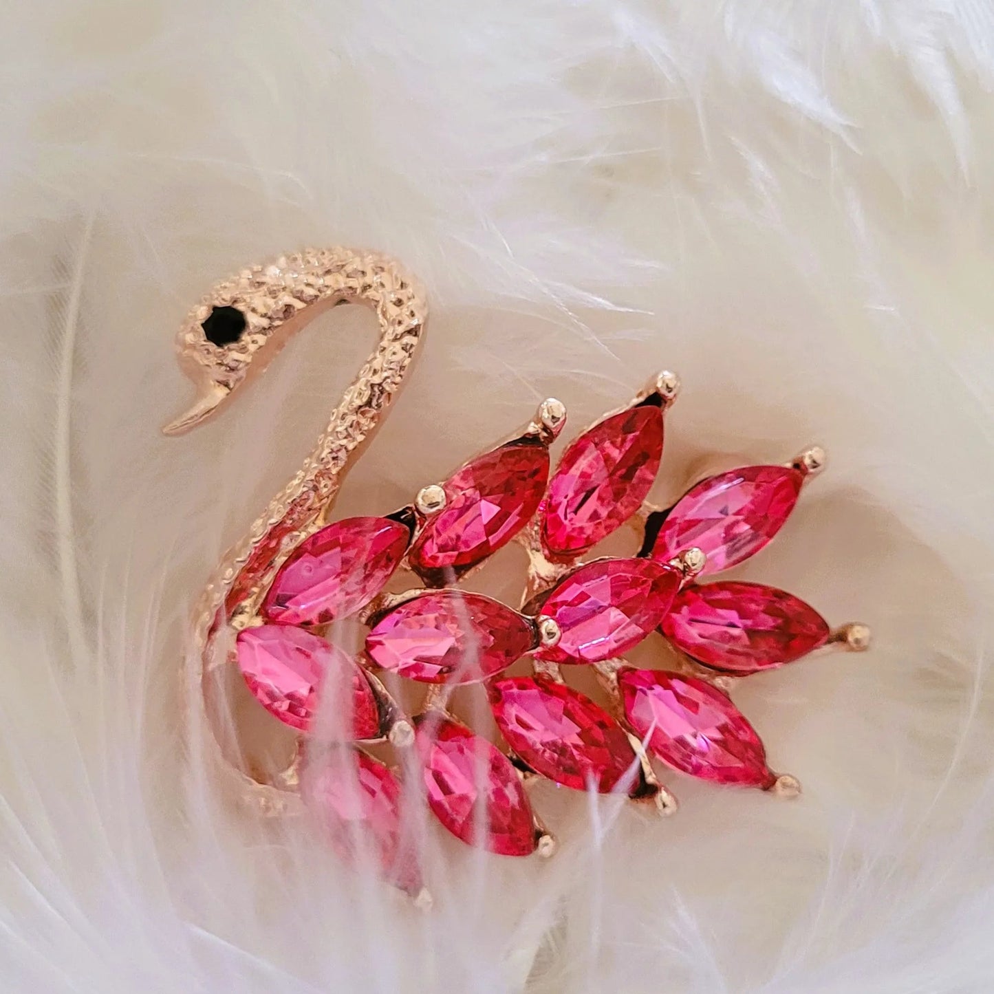 broche luxe Odette, une broche luxe gracieuse
