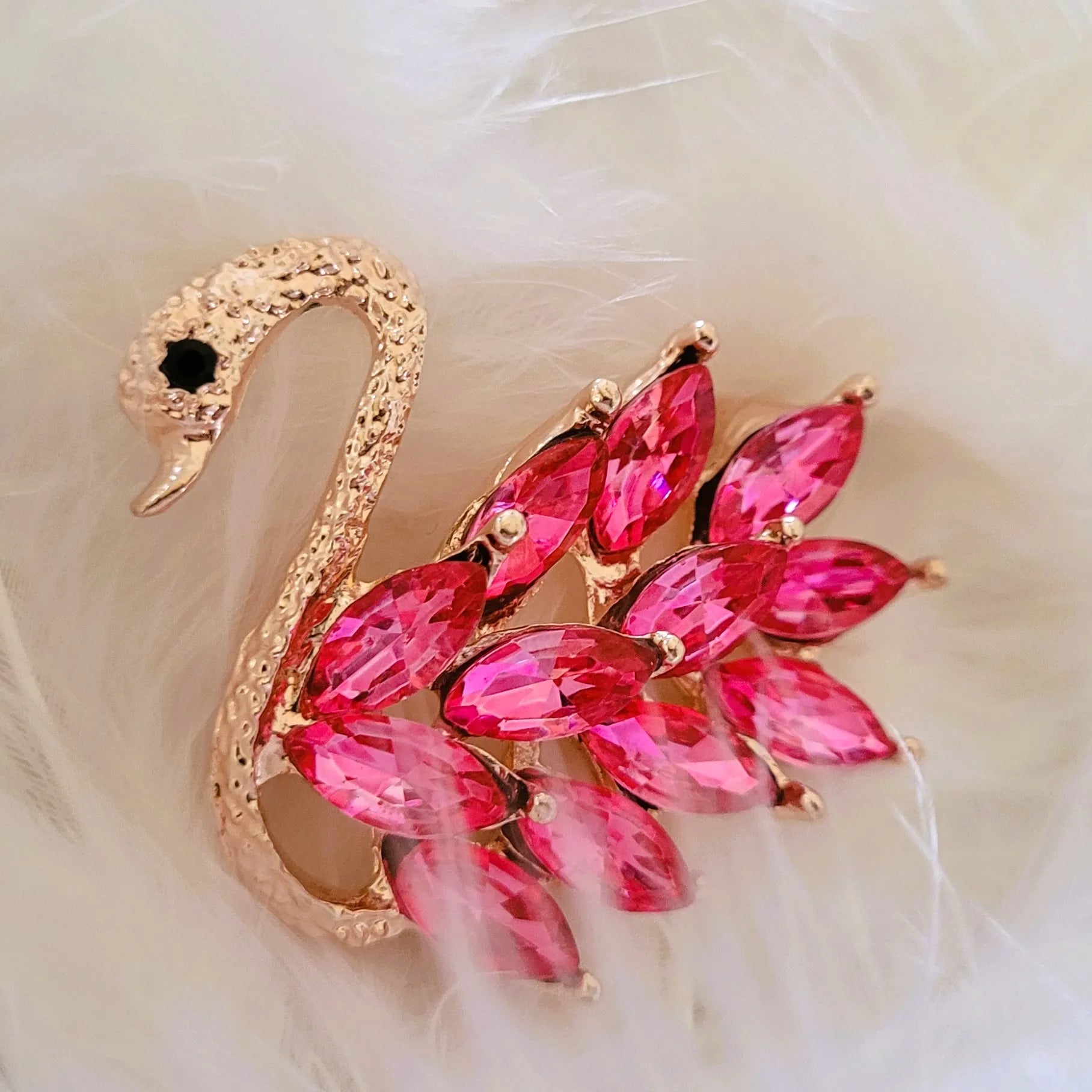 broche luxe Odette, une broche luxe en forme de cygne rose