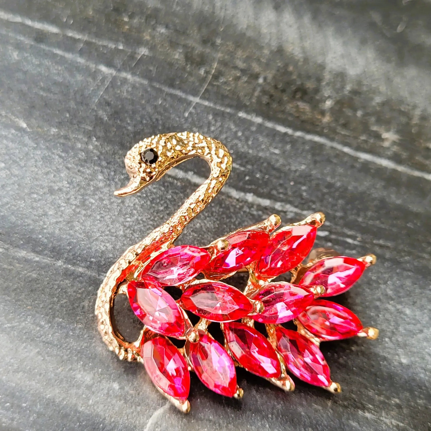 broche luxe Odette, une broche en forme de cygne rose pour vêtement 