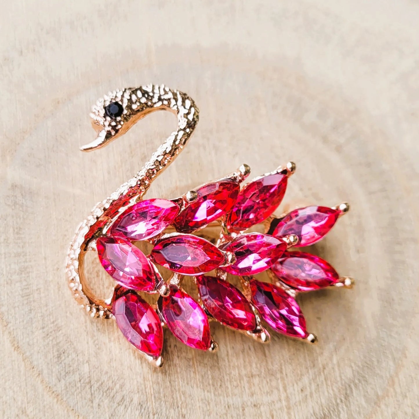 broche luxe Odette, une broche en forme de cygne rose pour vêtement de femme
