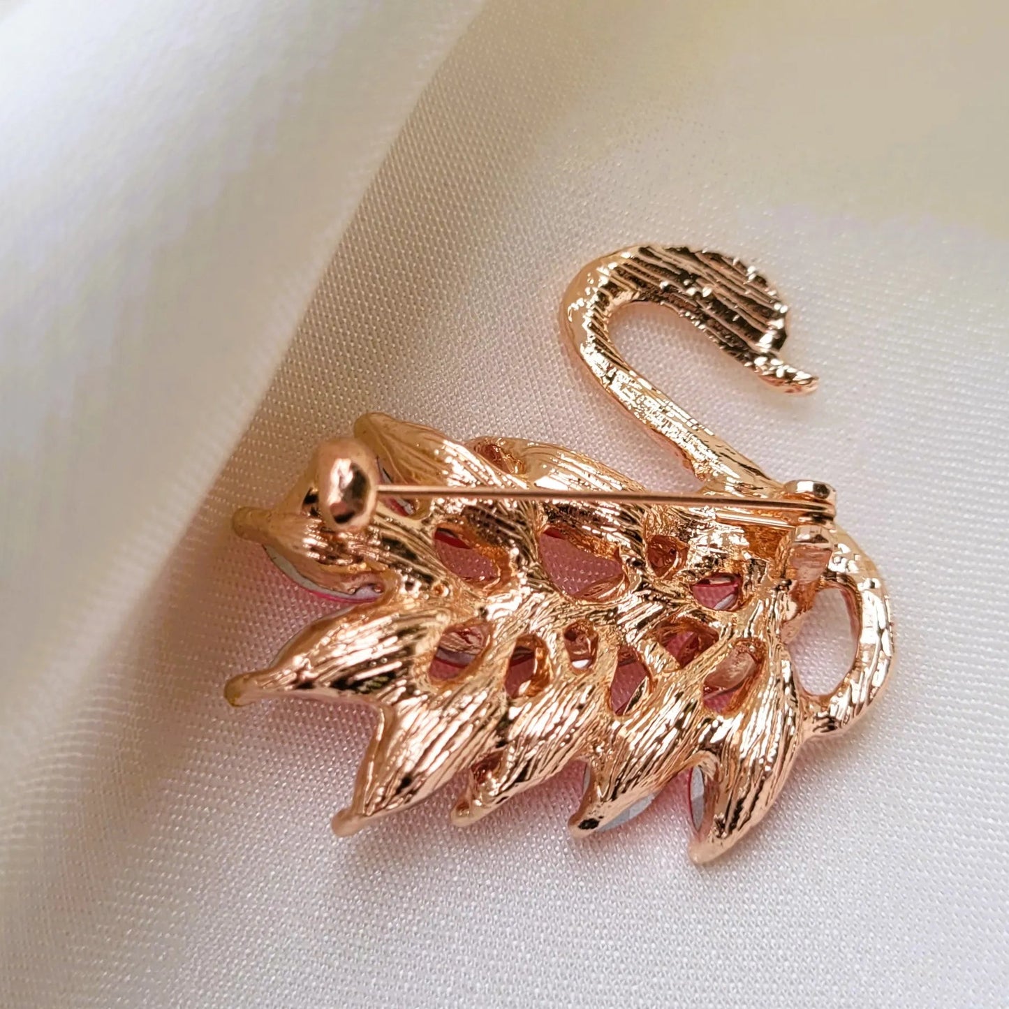 broche luxe Odette, un bijou en forme de cygne rose