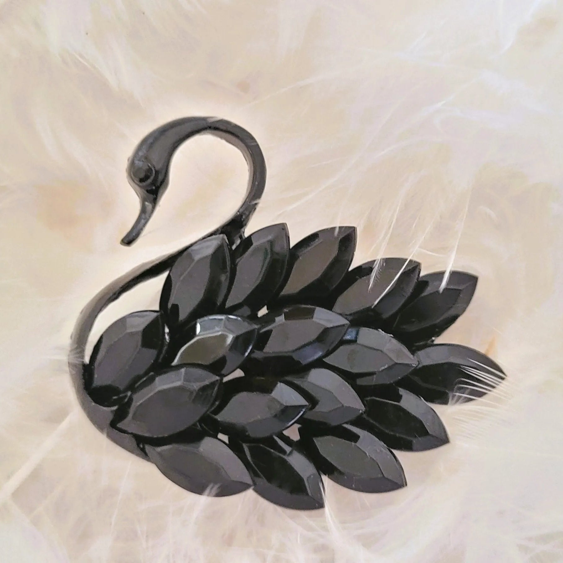 broche luxe Odile, une broche luxe en forme de cygne noir
