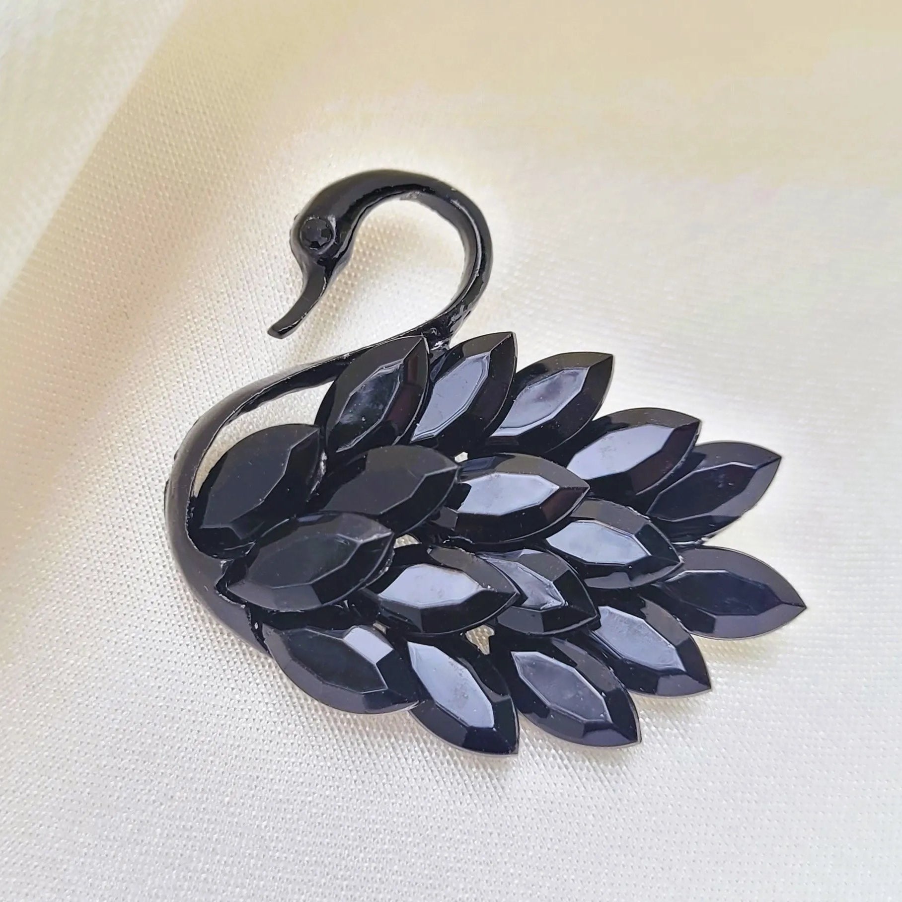broche luxe Odile, une broche gracieuse pour vêtement