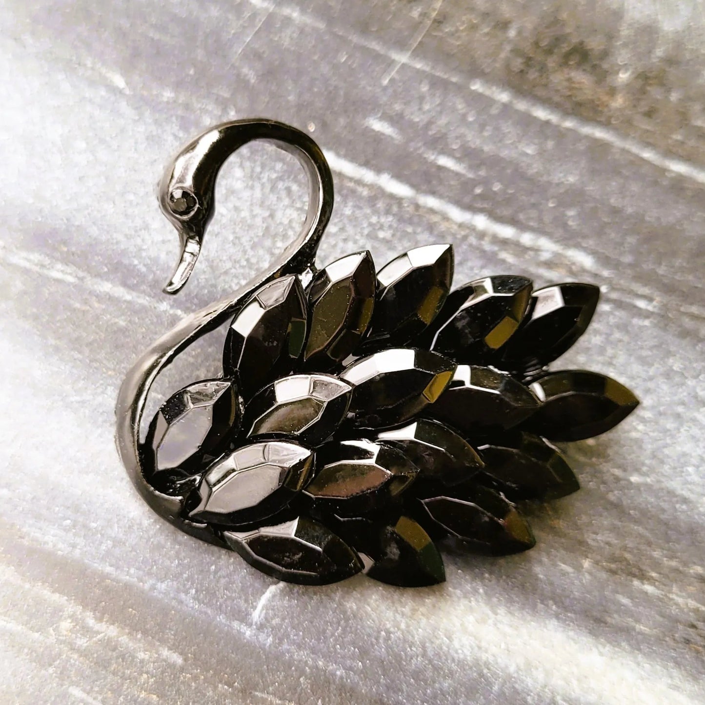 broche luxe Odile, une broche en forme de cygne noir pour vêtement 