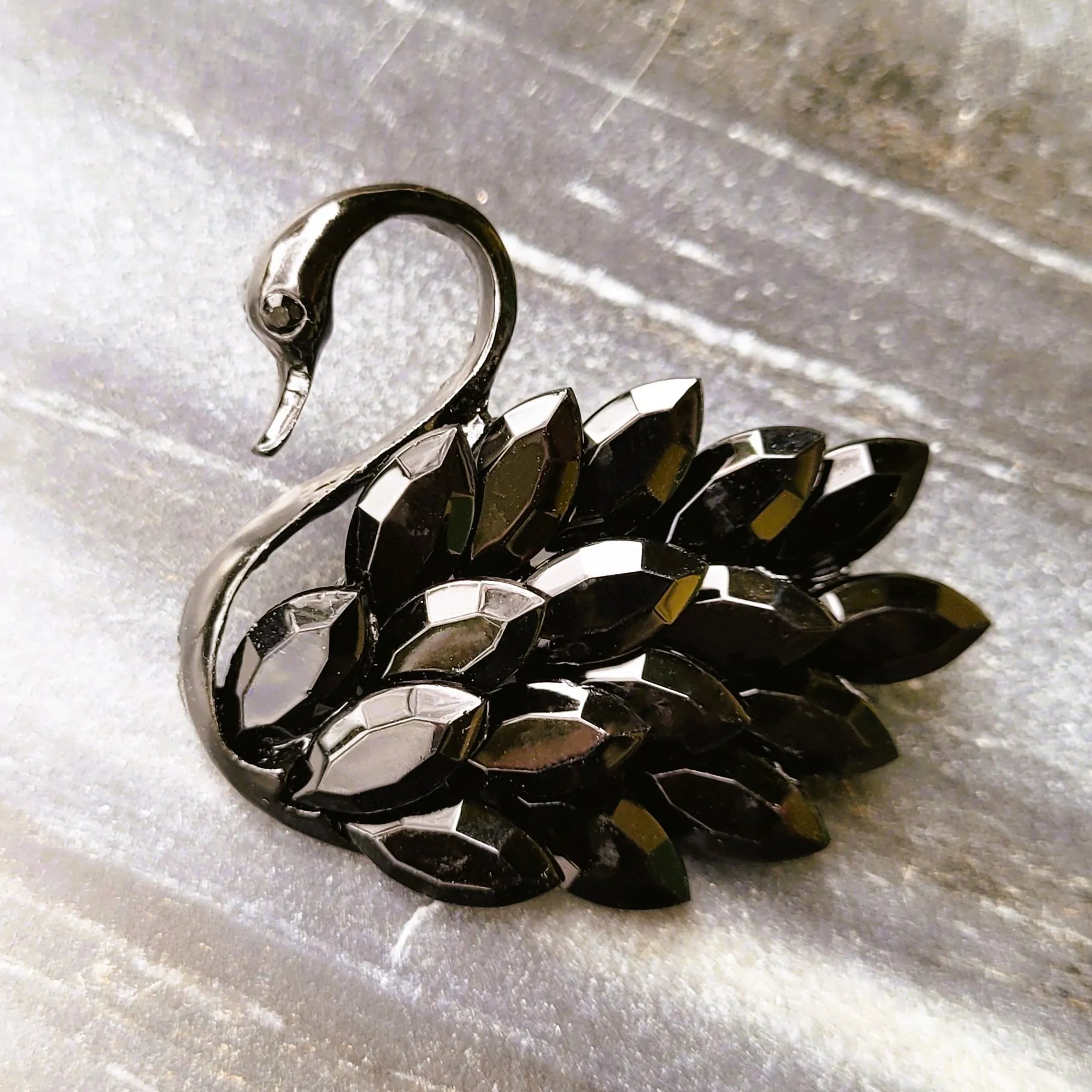 broche luxe Odile, une broche en forme de cygne noir pour vêtement 