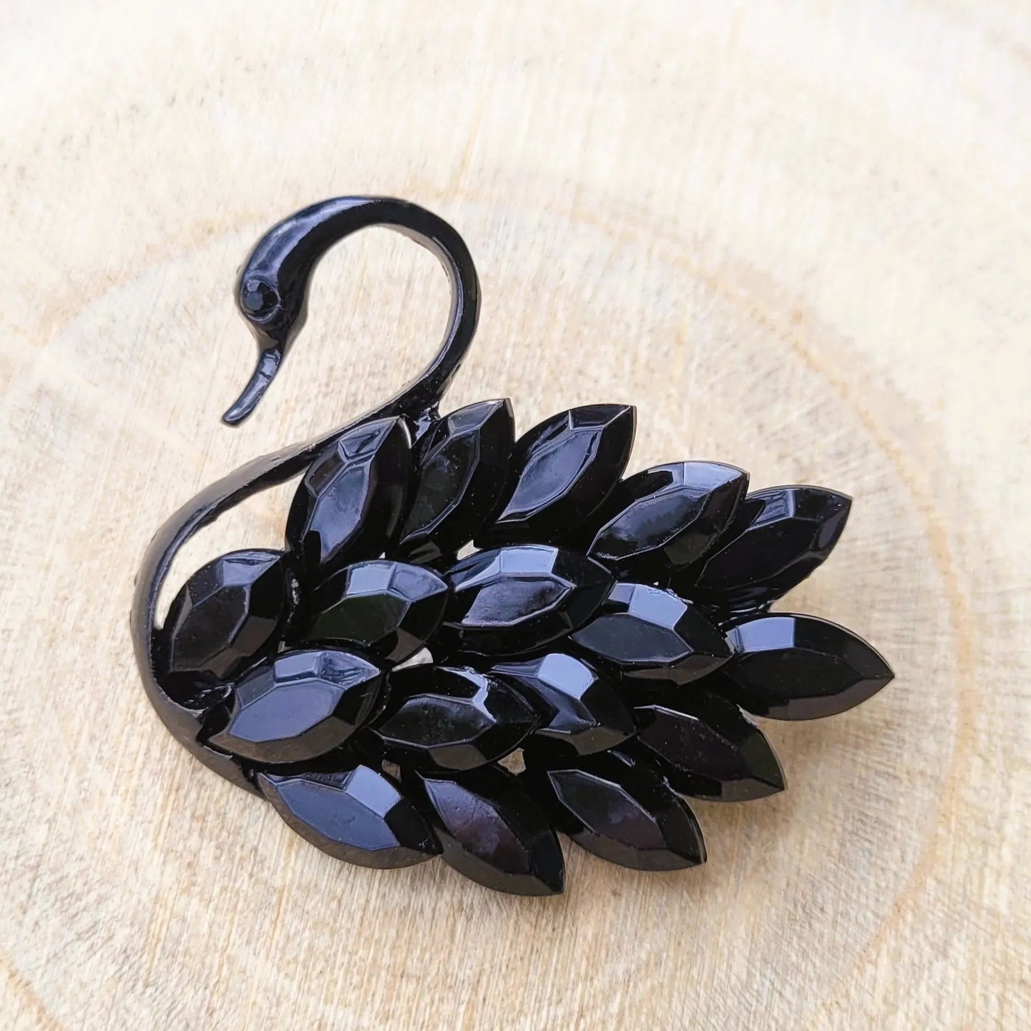 broche luxe Odile, une broche en forme de cygne noir pour vêtement de femme