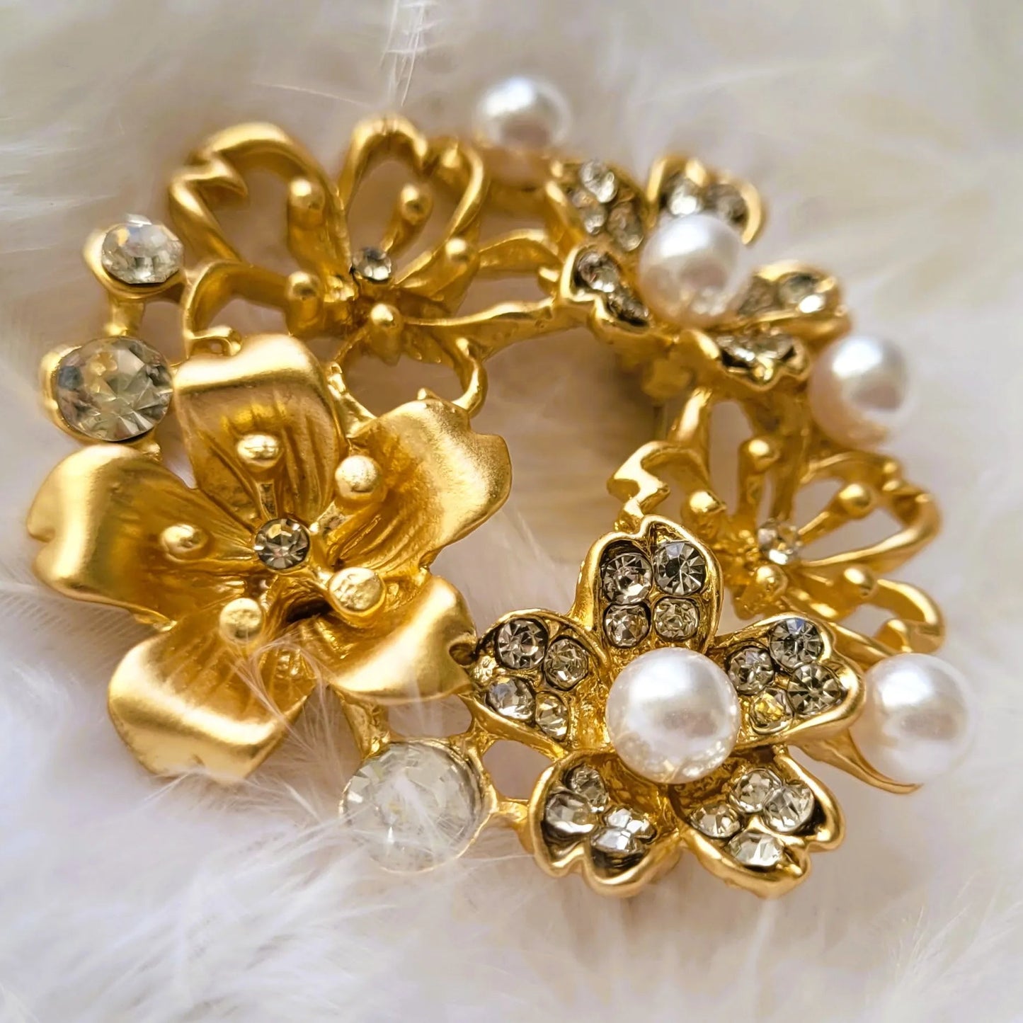 broche pour vêtement de femme Brigitte, un bijou moderne en forme de couronne de fleurs