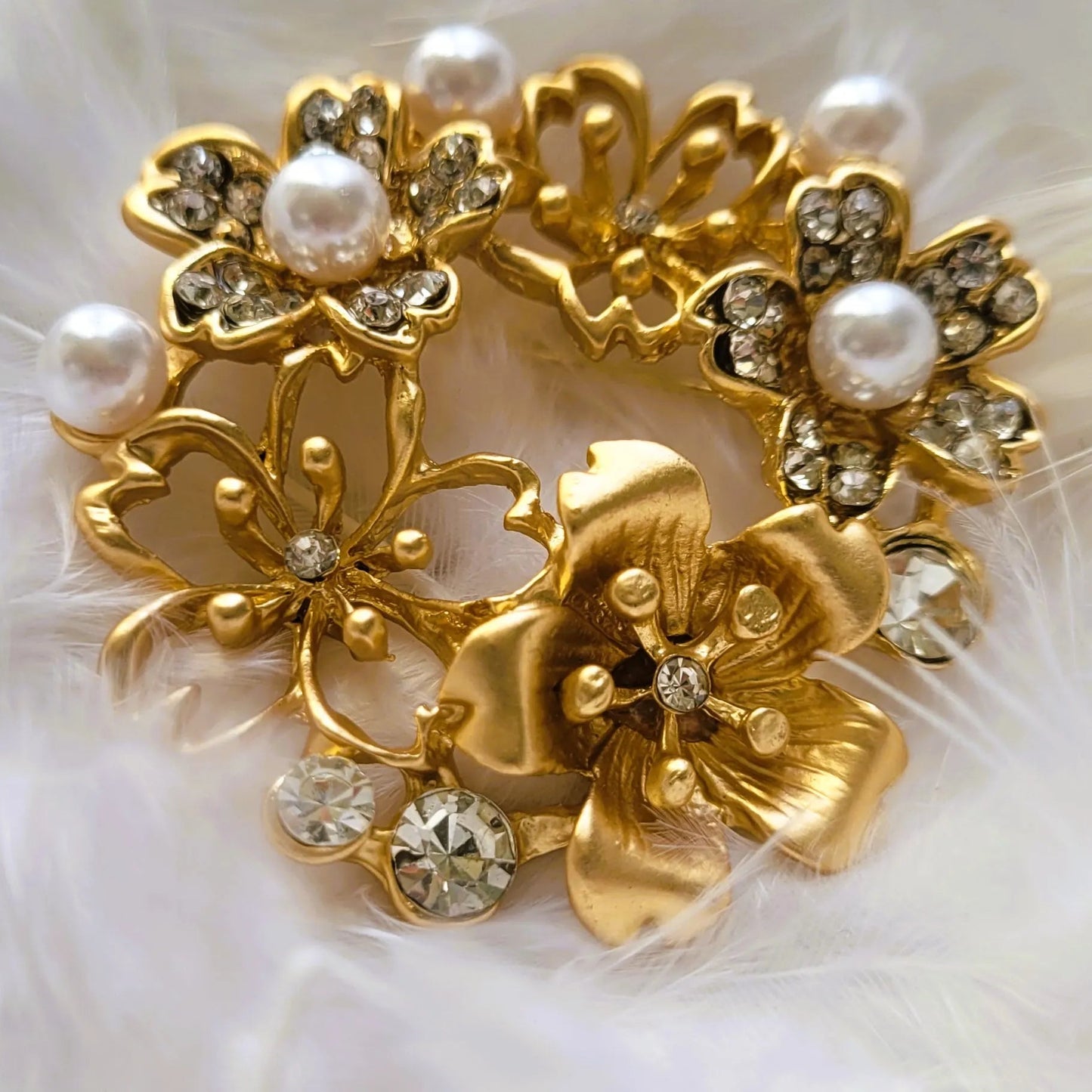 broche pour vêtement de femme Brigitte, une broche fantaisie en forme de couronne de fleurs