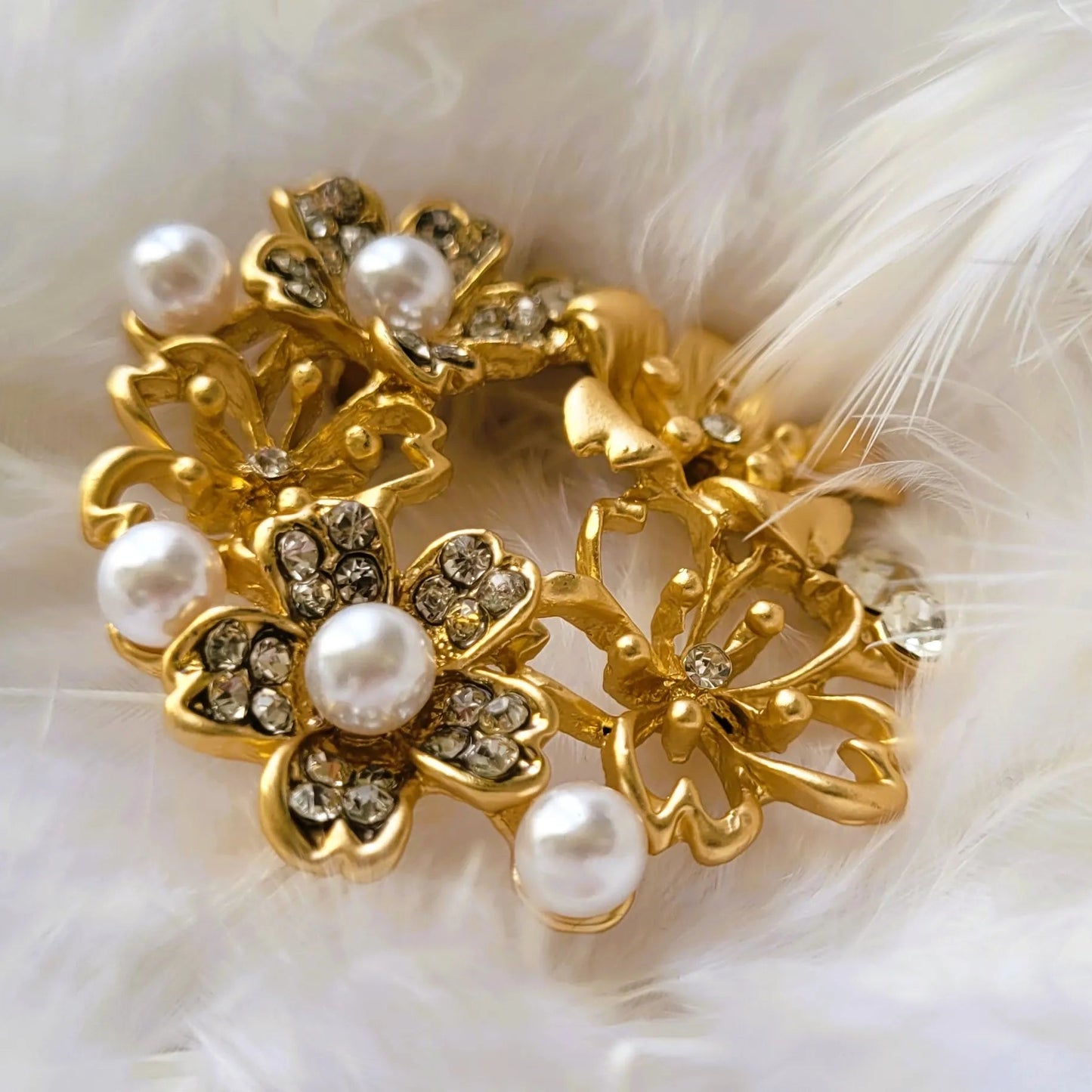 broche pour vêtement de femme Brigitte, une broche fantaisie au doré satiné et aux perles nacrées