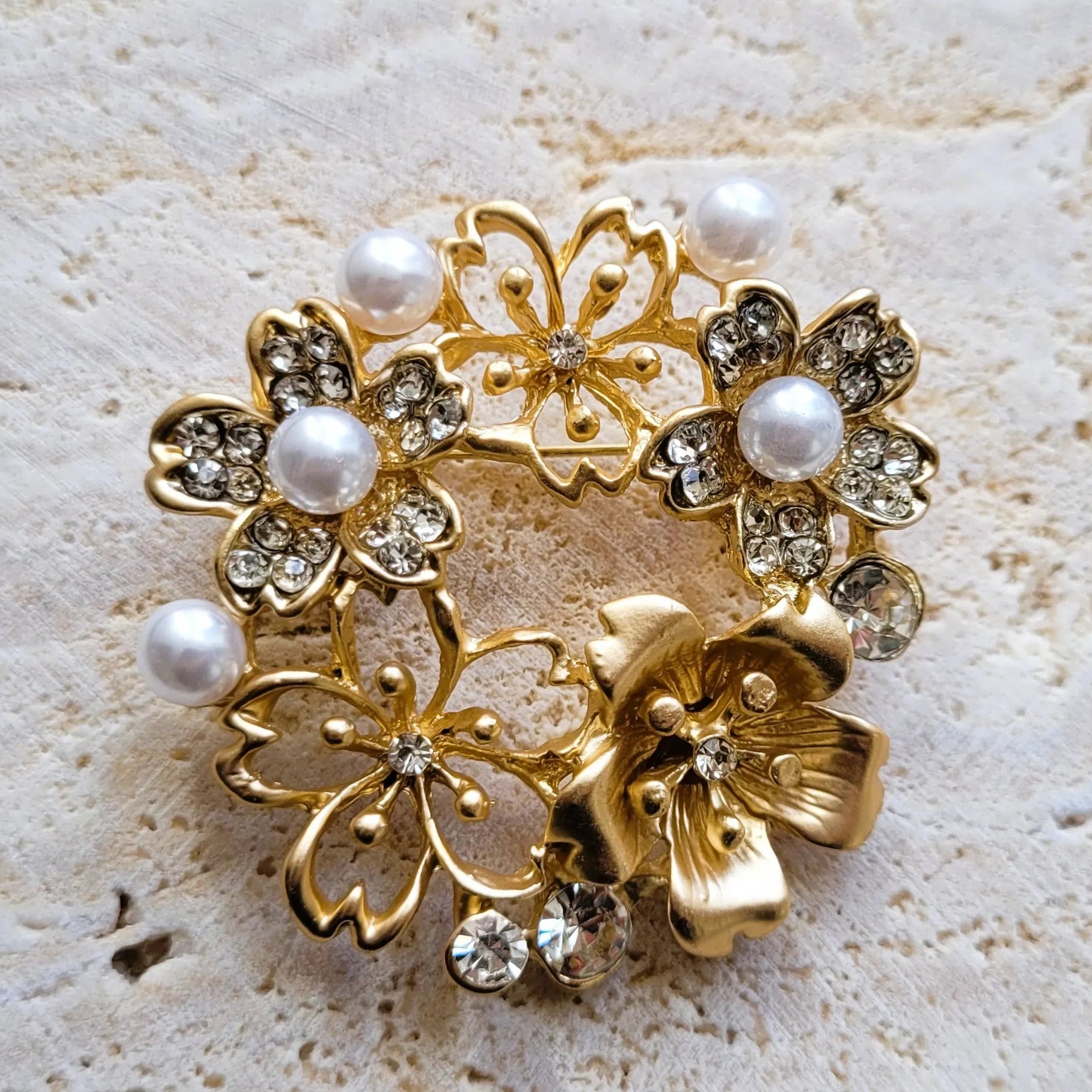 broche pour vêtement de femme Brigitte, une broche luxueuse en forme de couronne de fleurs