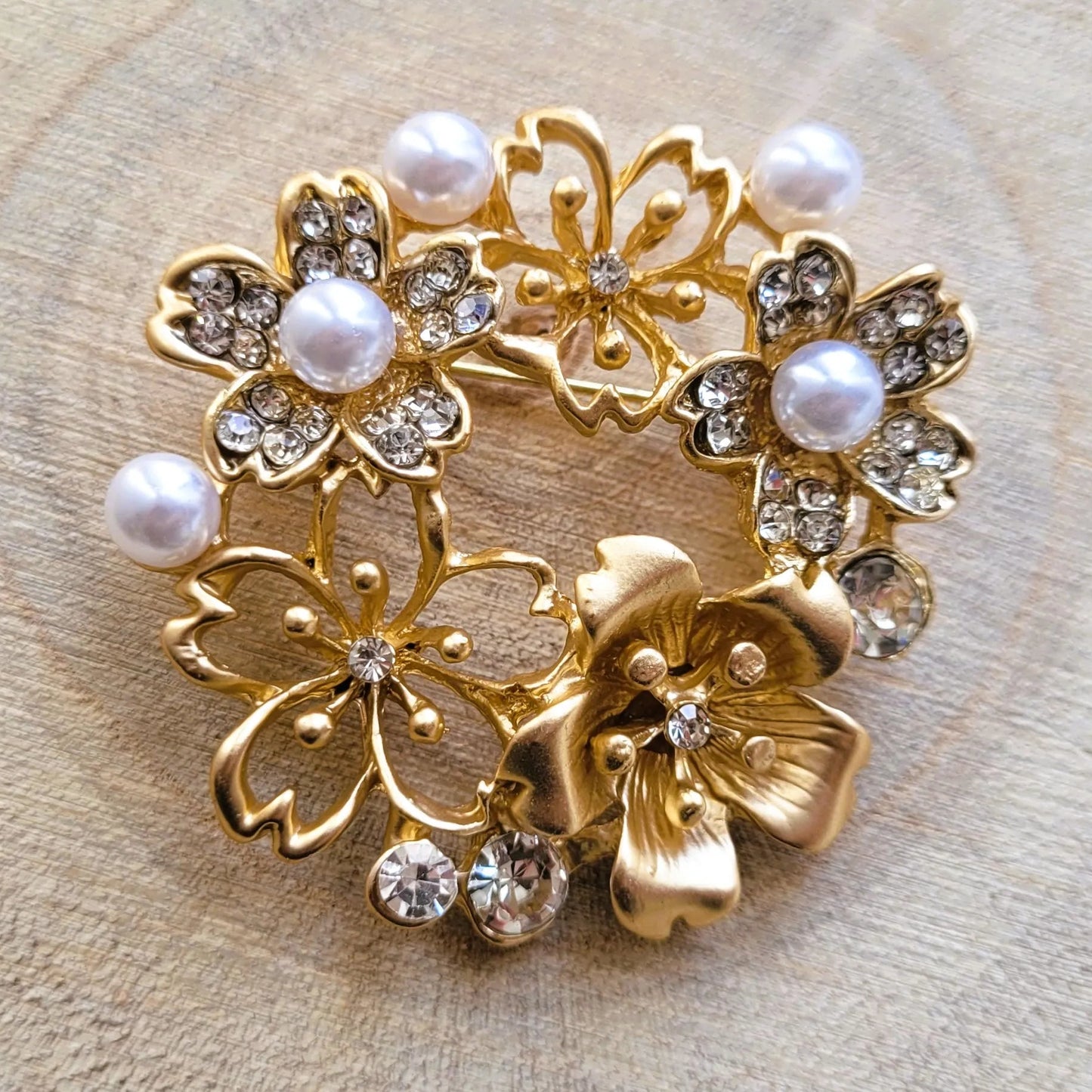 broche pour vêtement de femme Brigitte, une broche luxueuse au doré satiné et aux perles nacrées