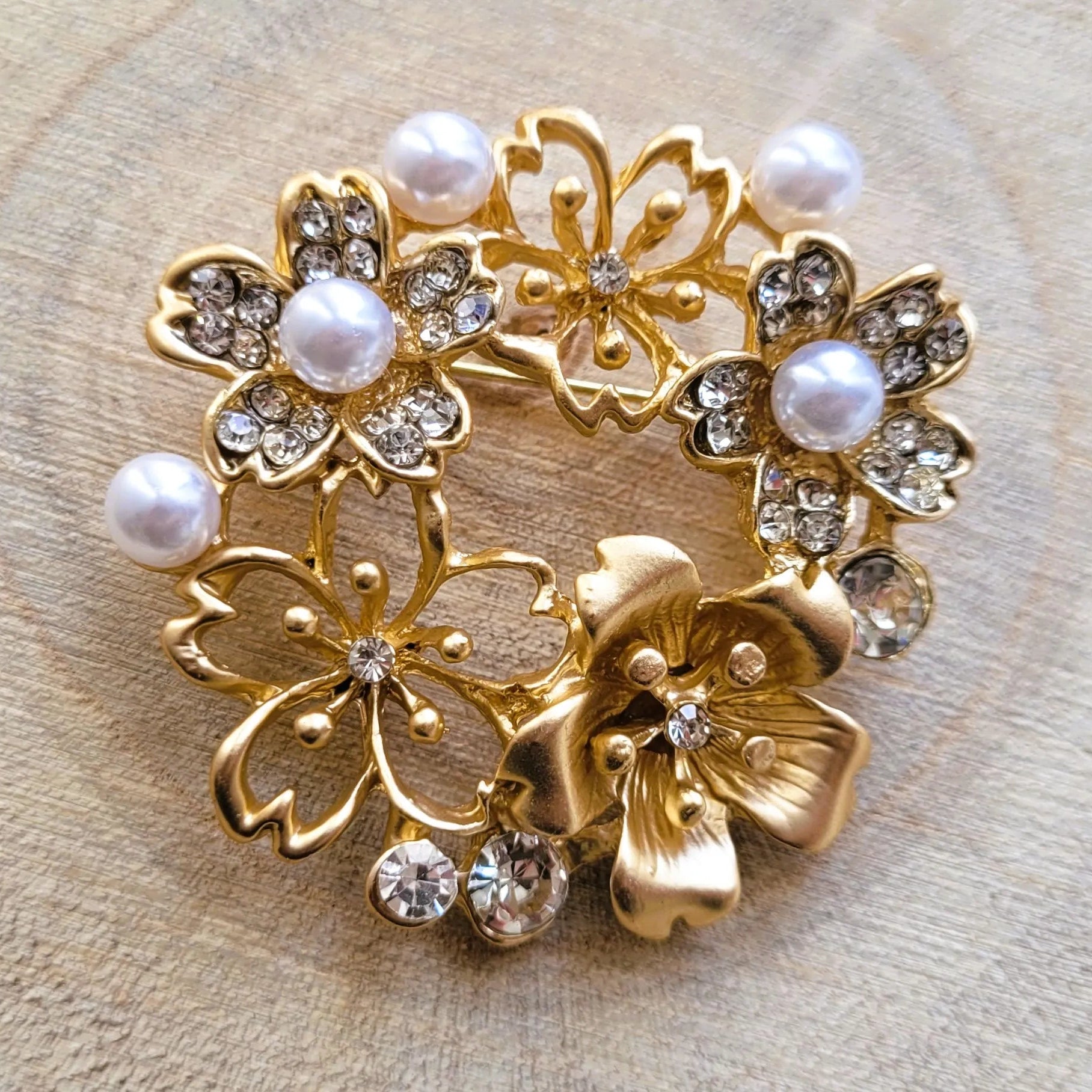 broche pour vêtement de femme Brigitte, une broche luxueuse au doré satiné et aux perles nacrées