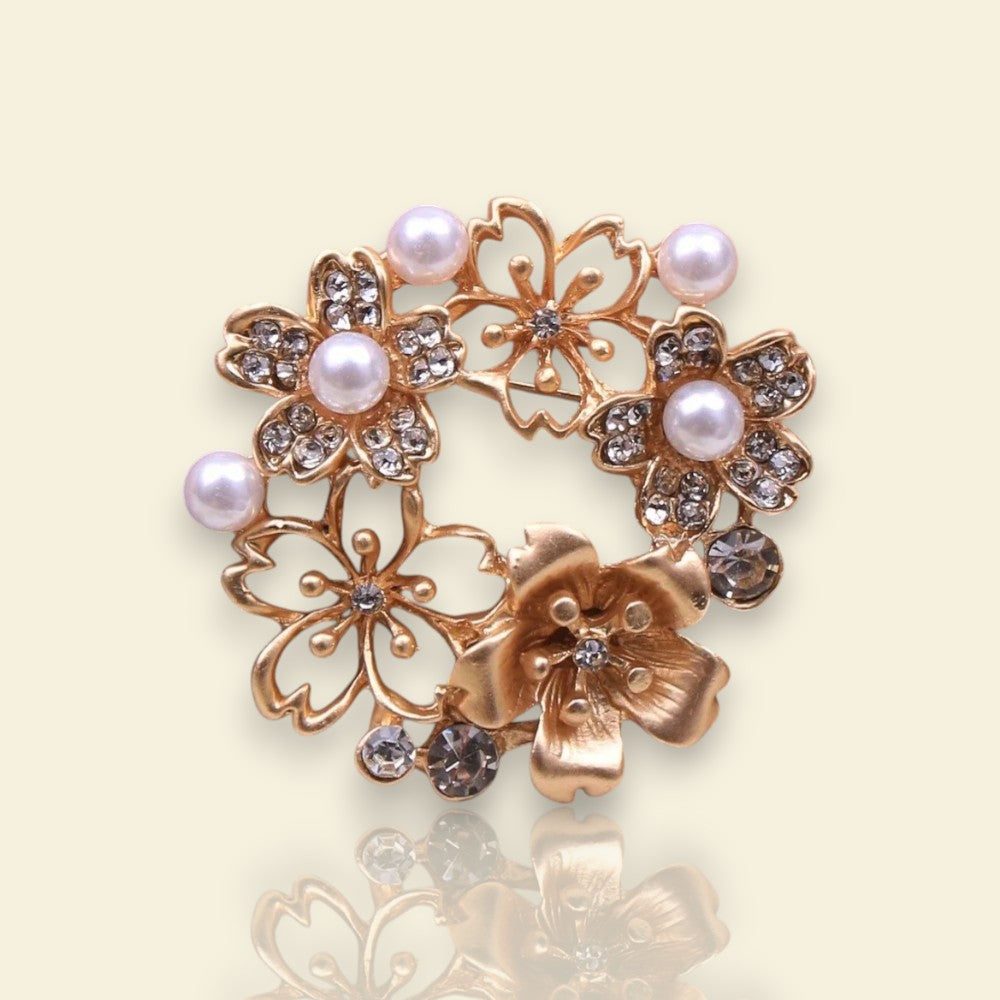 broche pour vêtement de femme Brigitte, un bijou en forme de couronne de fleurs