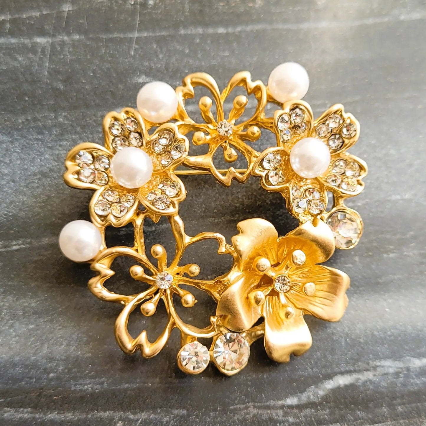 broche pour vêtement de femme Brigitte, un bijou au doré satiné et aux perles nacrées