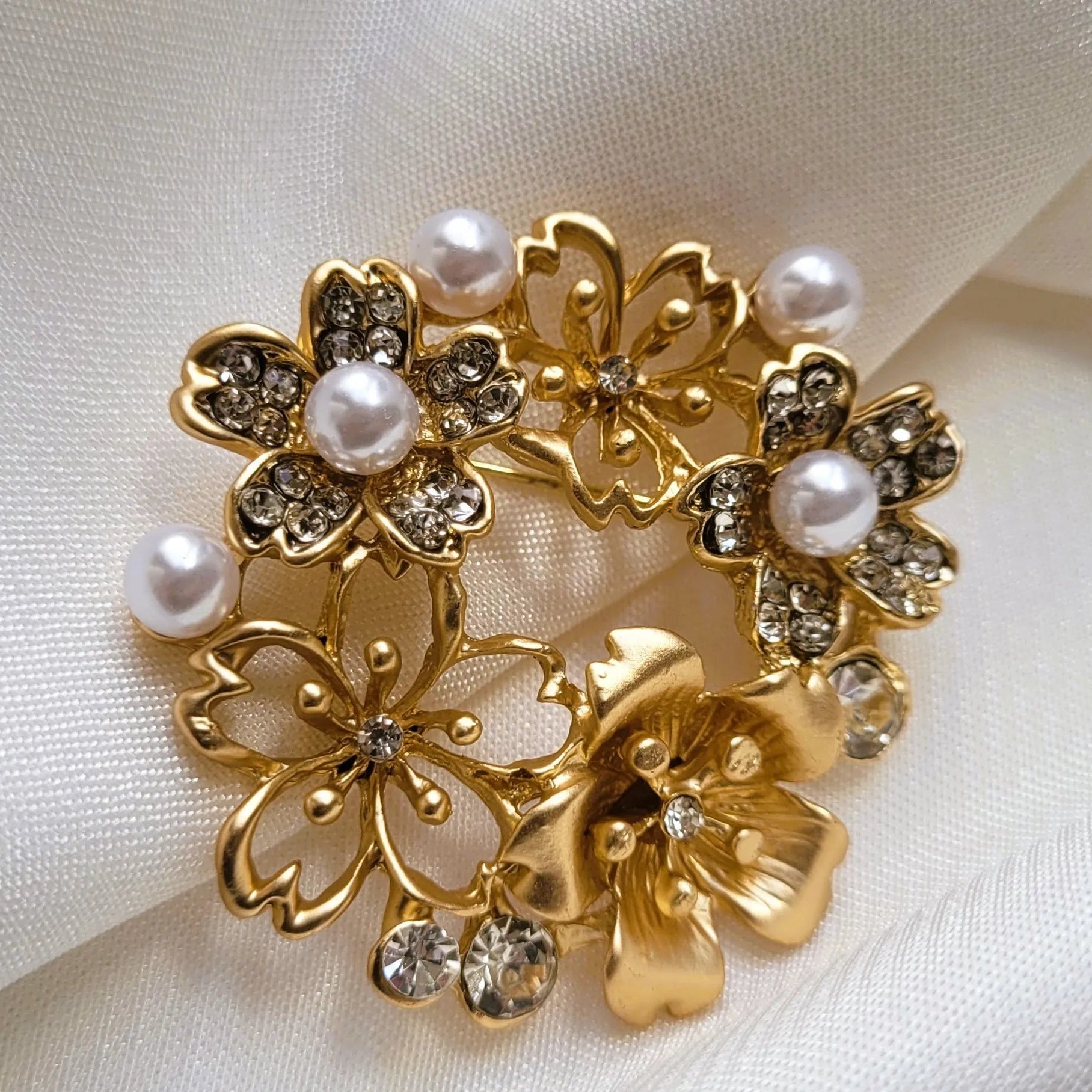 broche pour vêtement de femme Brigitte, une broche en forme de couronne de fleurs