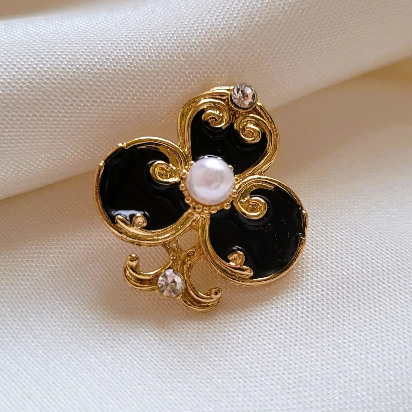 broche pour vêtement de femme Fortuna, une broche fantaisie pin’s pour fermer un décolleté