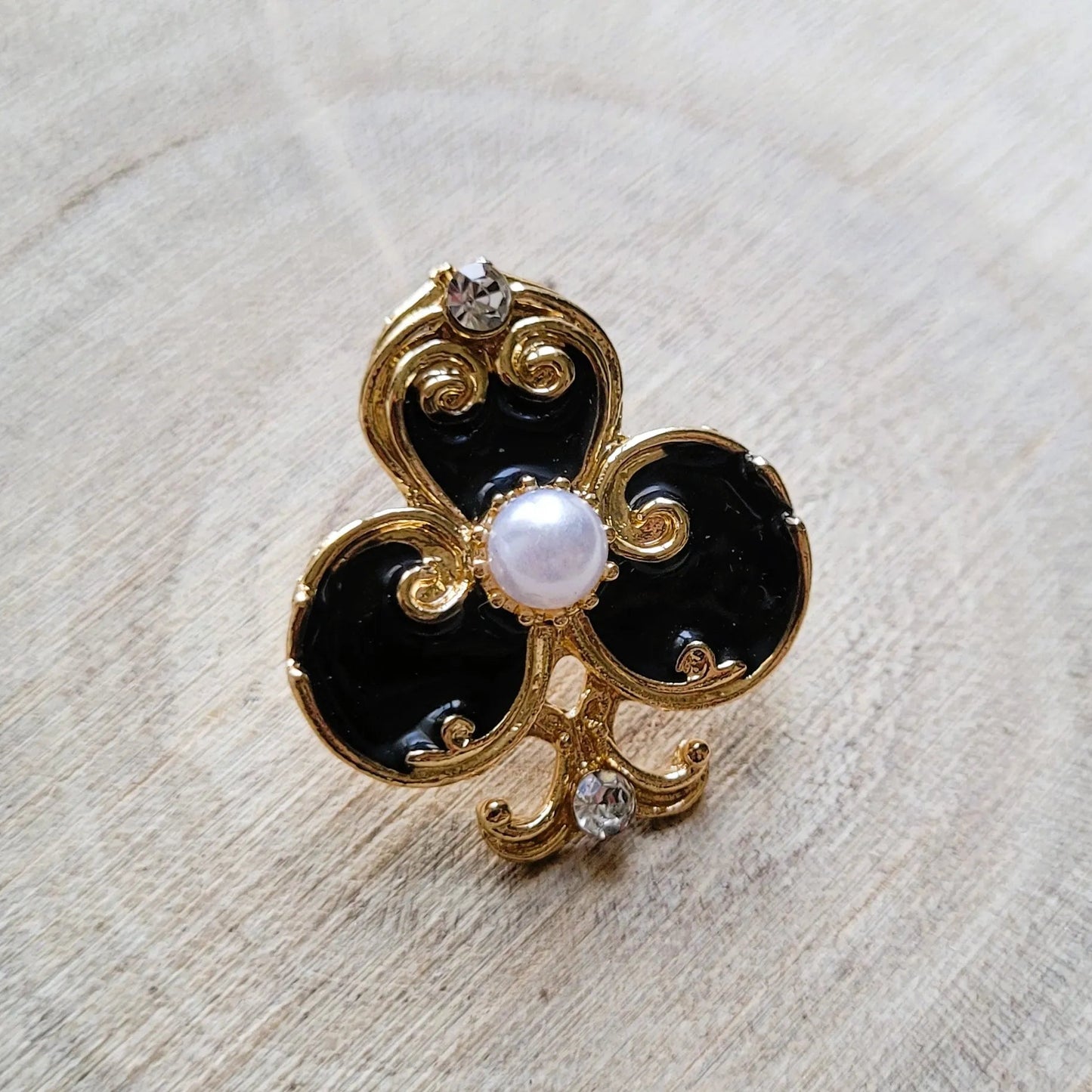 broche pour vêtement de femme Fortuna, une broche luxueuse pin’s pour fermer un décolleté