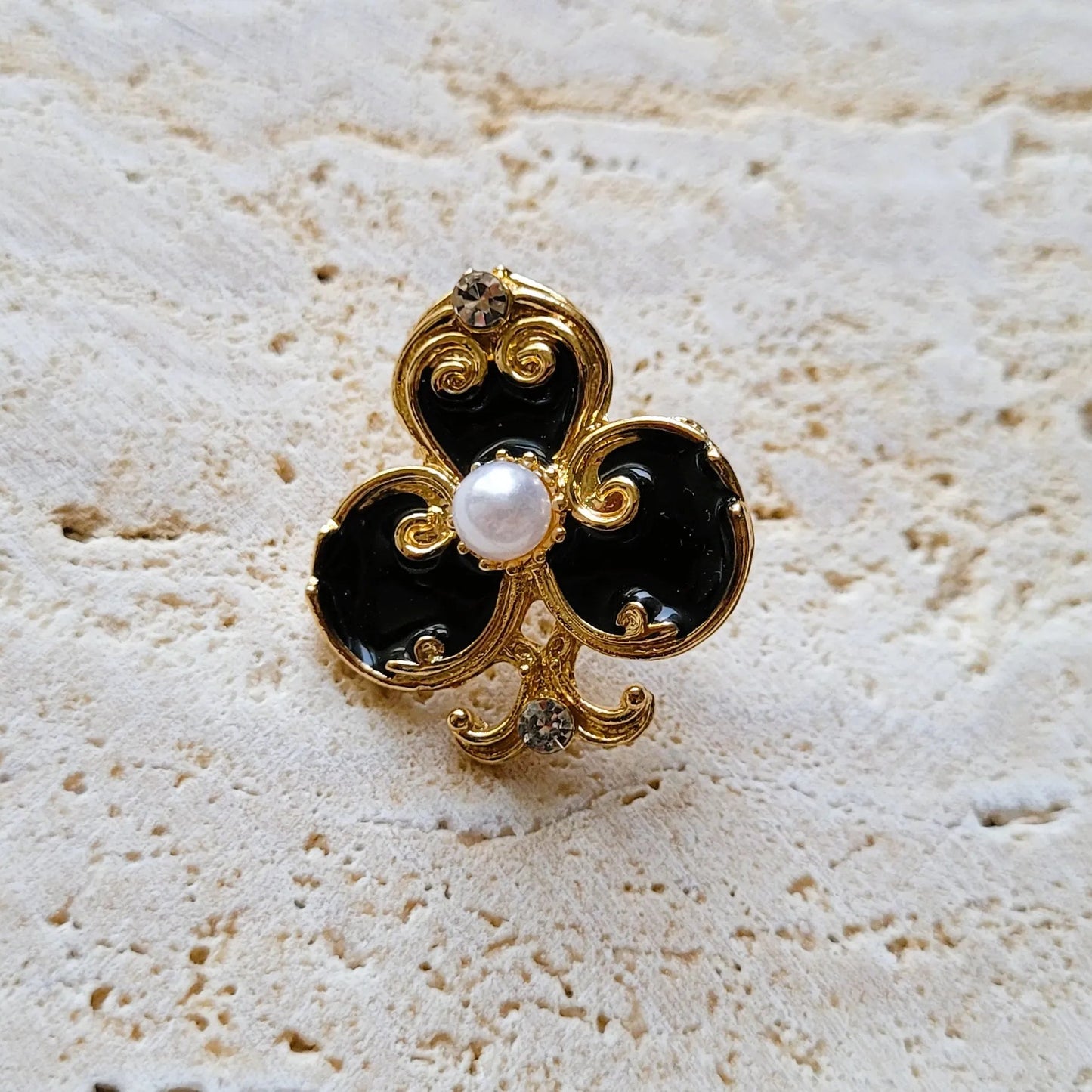 broche pour vêtement de femme Fortuna, une broche luxueuse en forme d’as de trèfle doré et noir