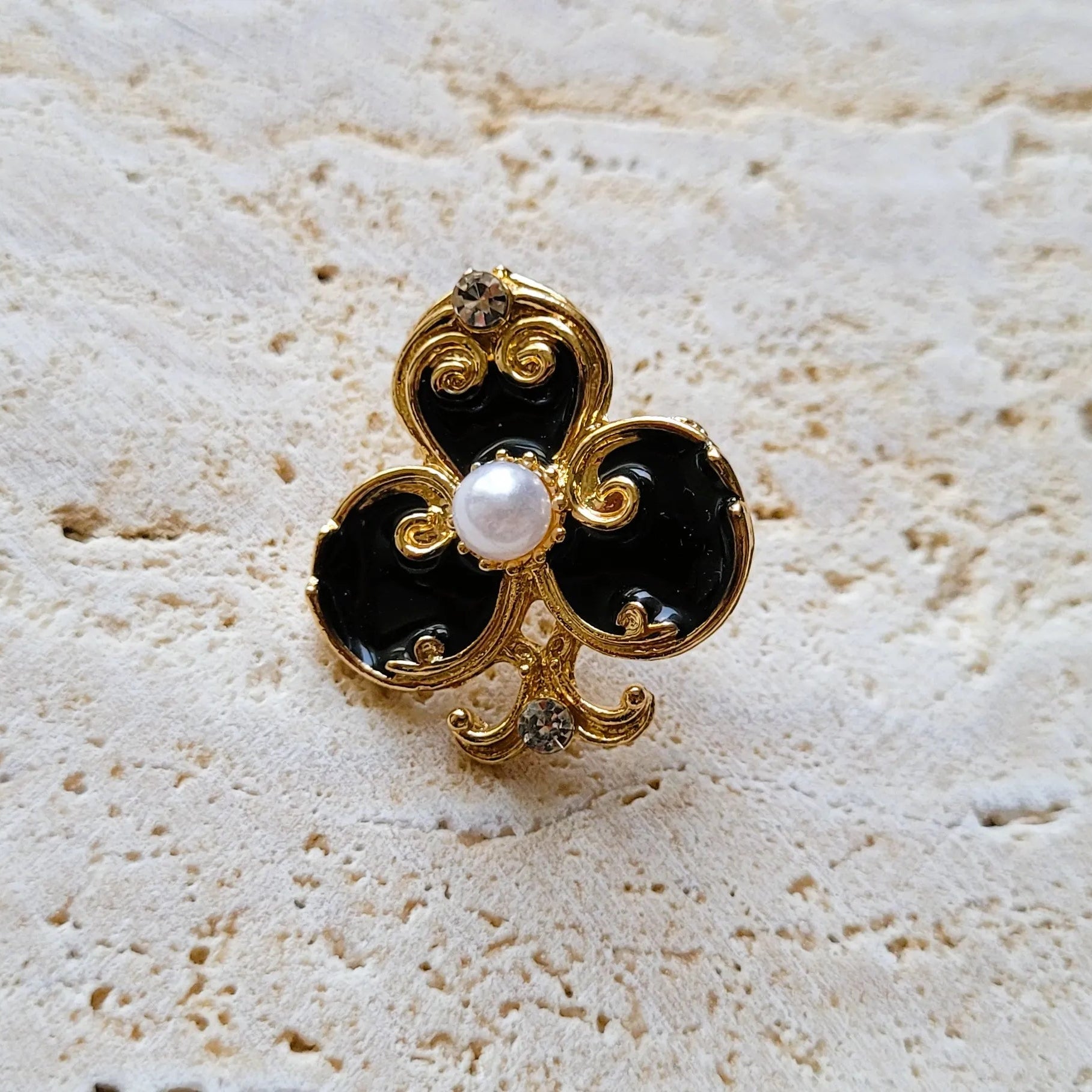 broche pour vêtement de femme Fortuna, une broche luxueuse en forme d’as de trèfle doré et noir