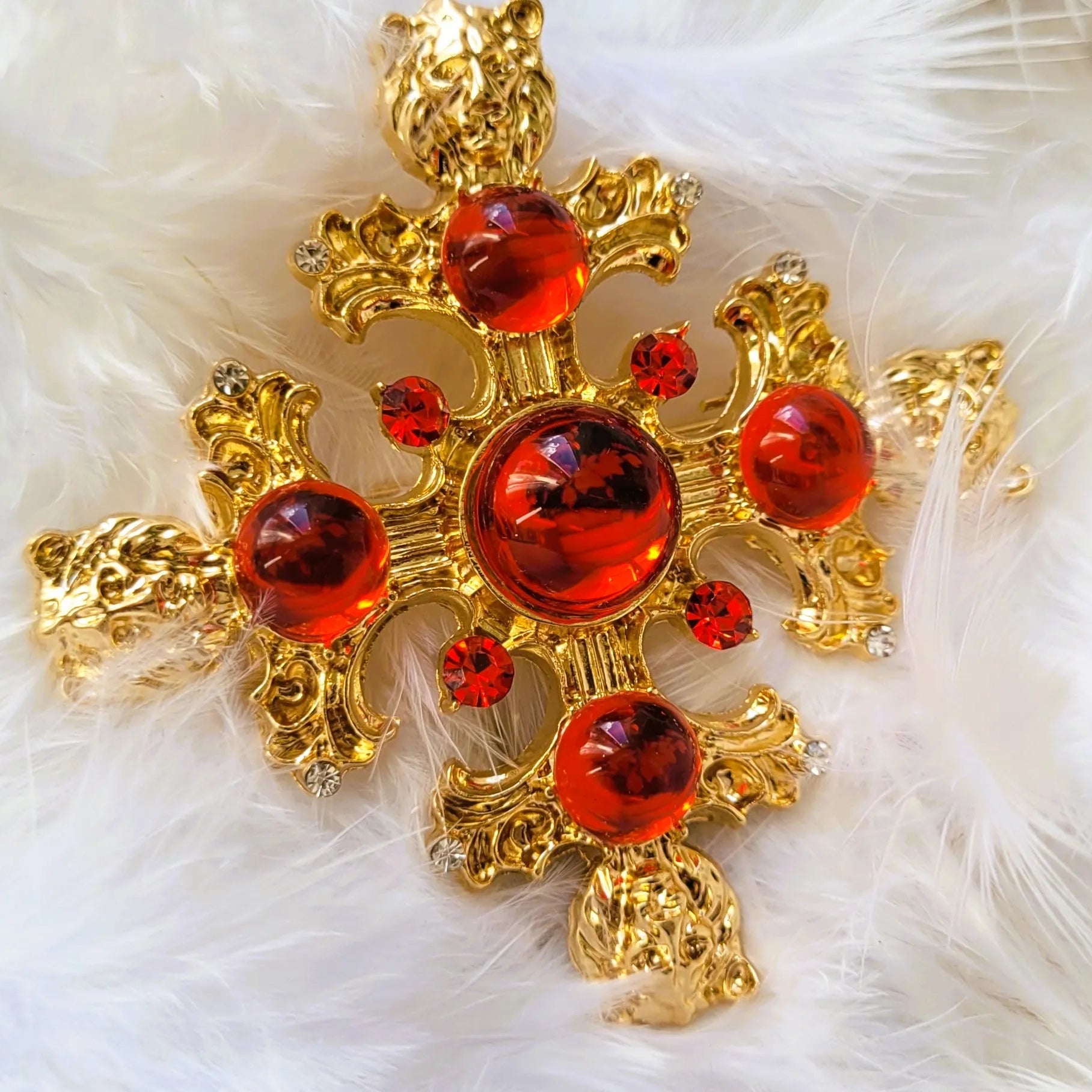 broche pour vêtement de femme Gloria, une broche fantaisie en forme de croix