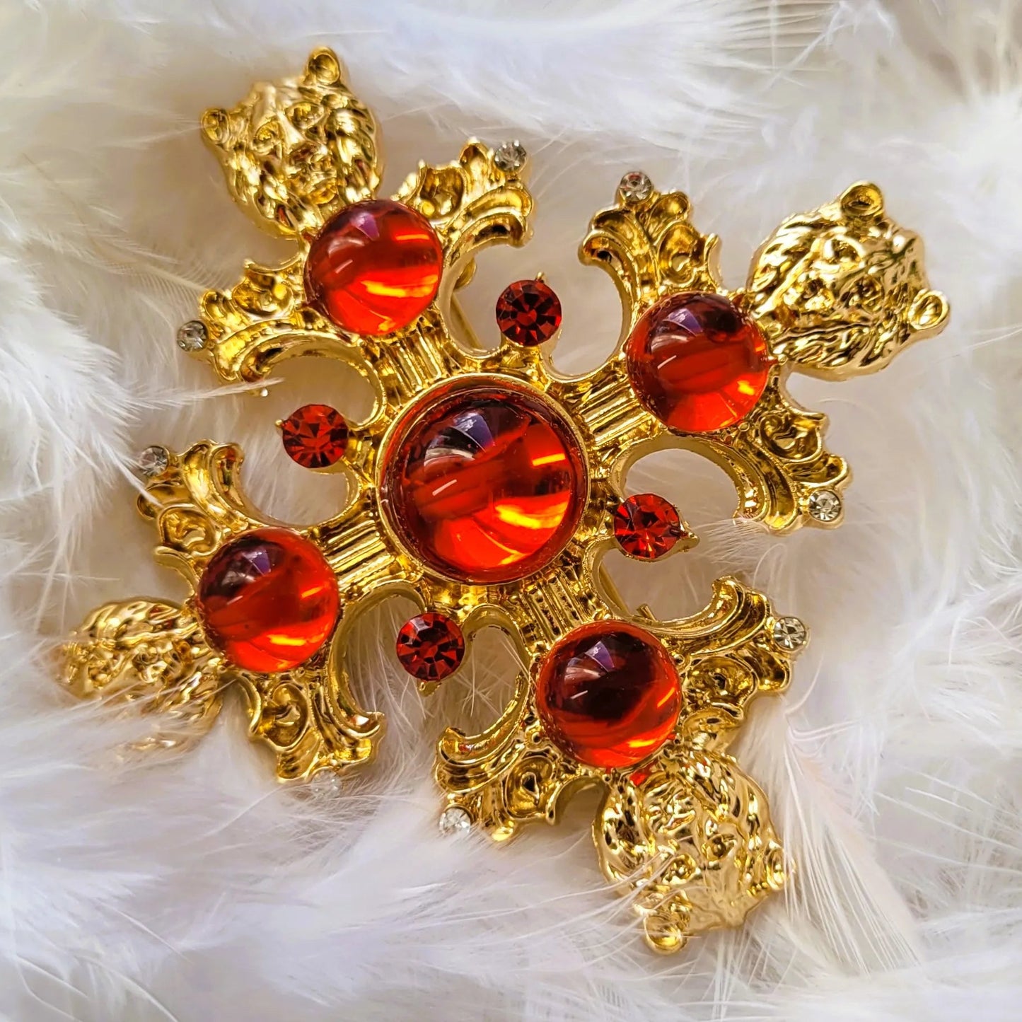 broche pour vêtement de femme Gloria, une broche fantaisie dorée et sculptée de têtes de lions
