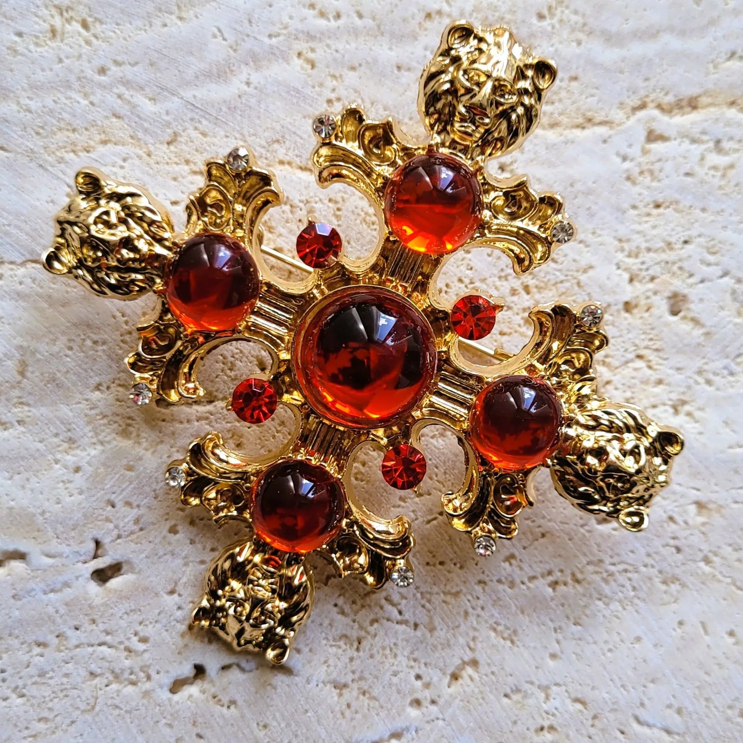 broche pour vêtement de femme Gloria, une broche luxueuse en forme de croix