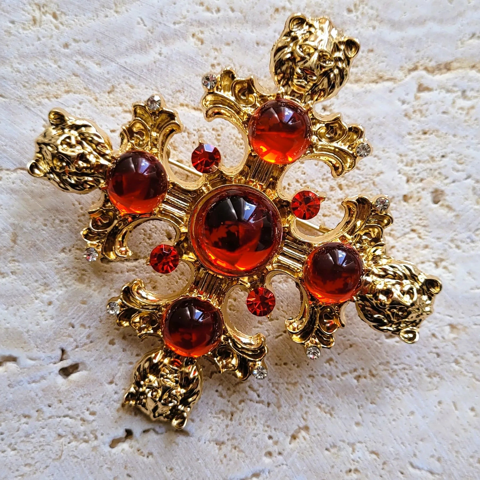 broche pour vêtement de femme Gloria, une broche luxueuse en forme de croix